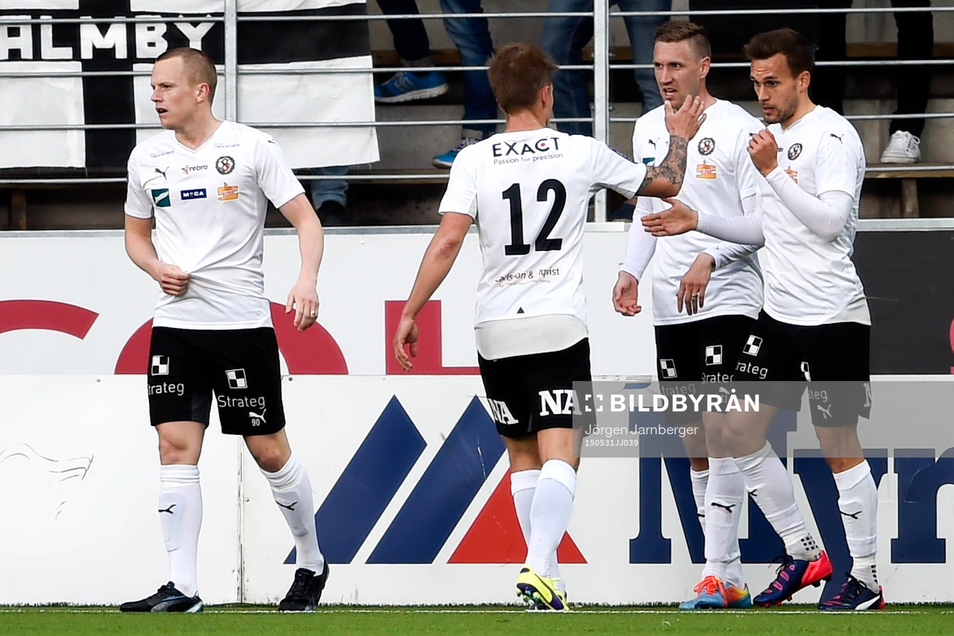 Örebros Daniel Gustavsson jublar