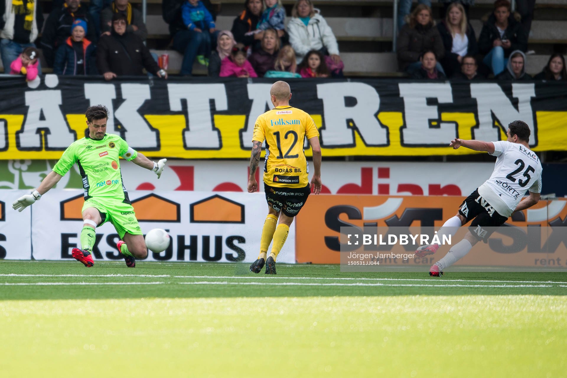 Elfsborgs målvakt Kevin Stuhr Ellegaard räddar skott av
