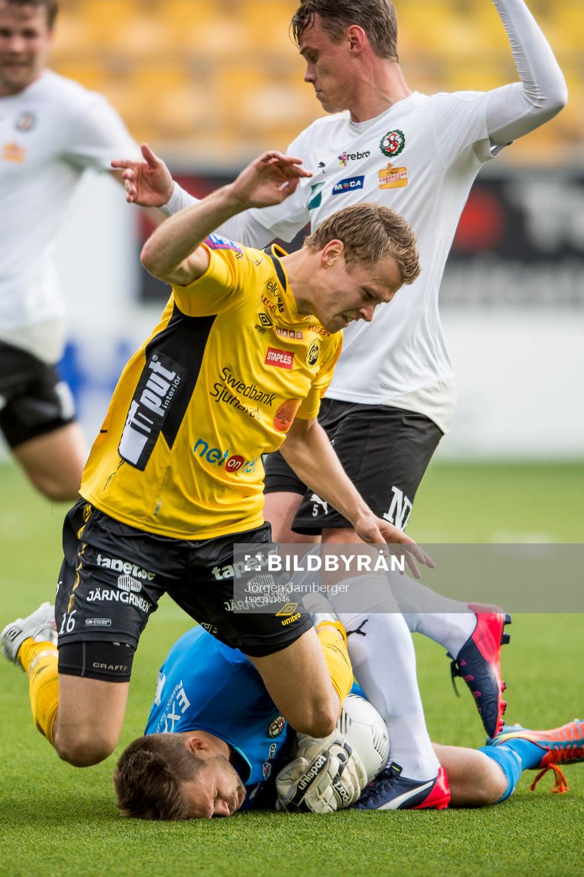 Kamp mellan Elfsborgs Viktor Claesson och Örebros målvakt Oscar Jansson och Erik Moberg under en fotbollsmatch i Allsvenskan mellan Elfsborg och Örebro den 31 maj 2015 i Borås.