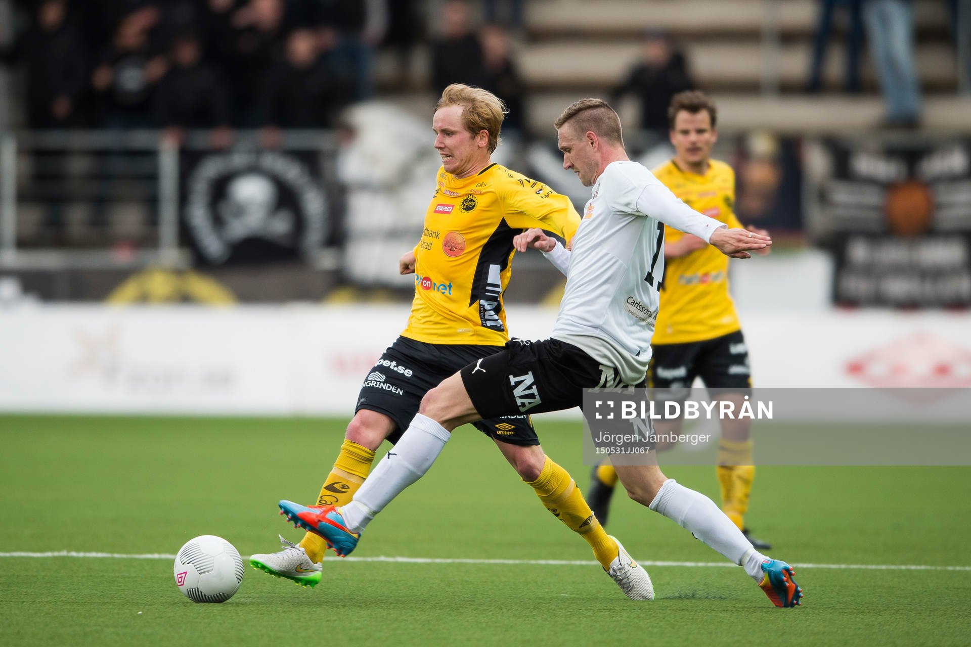 Elfsborgs Simon Lundevall och Örebros Marcus Pode i kamp under en fotbollsmatch i Allsvenskan mellan Elfsborg och Örebro den 31 maj 2015 i Borås.