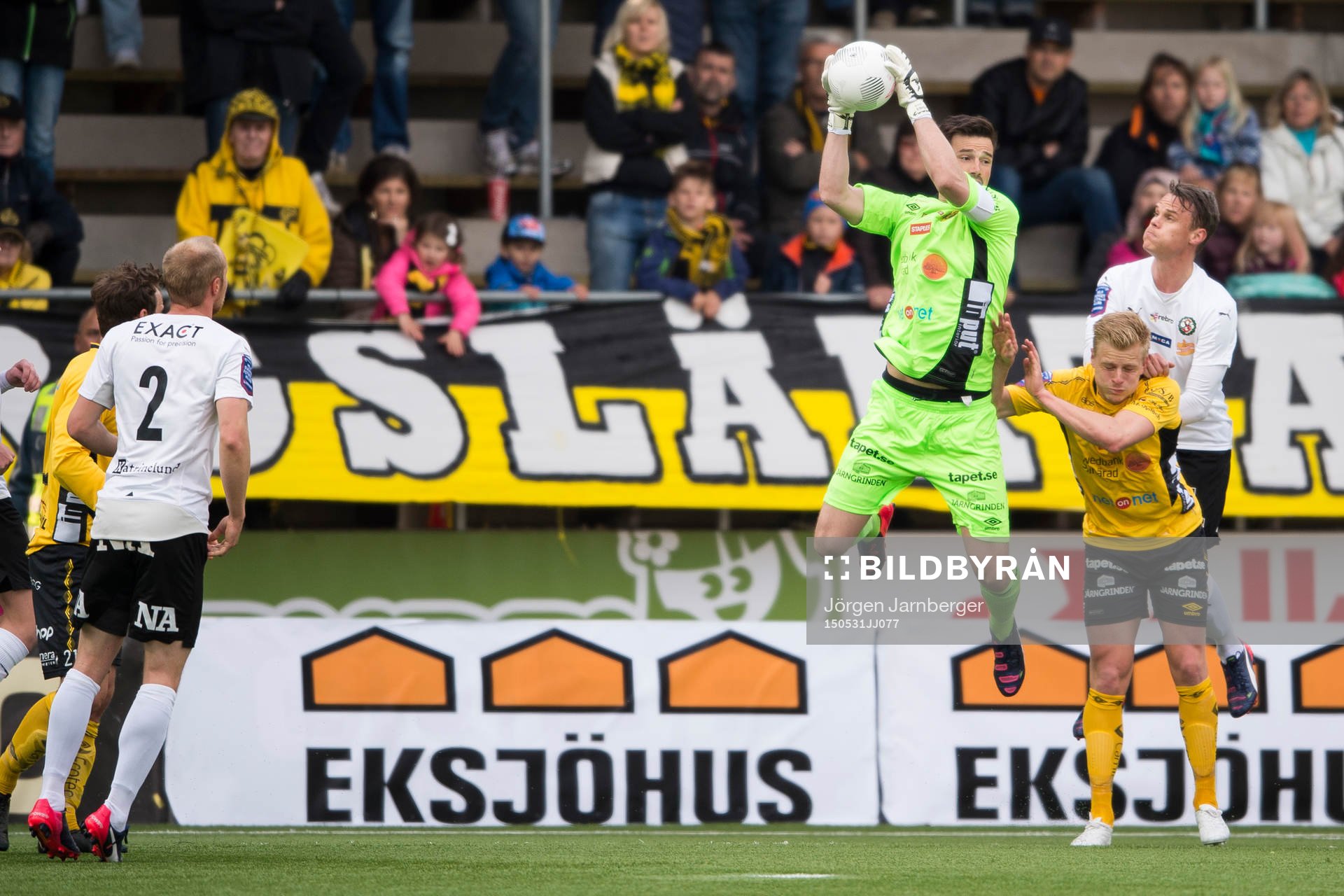 Elfsborgs målvakt Kevin Stuhr Ellegaard tar ner ett inlägg under en fotbollsmatch i Allsvenskan mellan Elfsborg och Örebro den 31 maj 2015 i Borås.