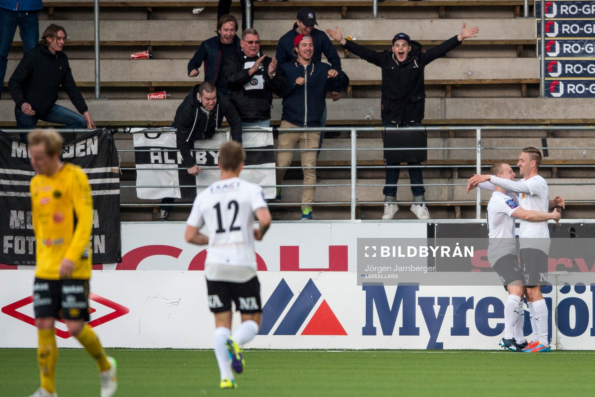 Örebros Marcus Pode har precis gjort 1-2 och jublar ihop