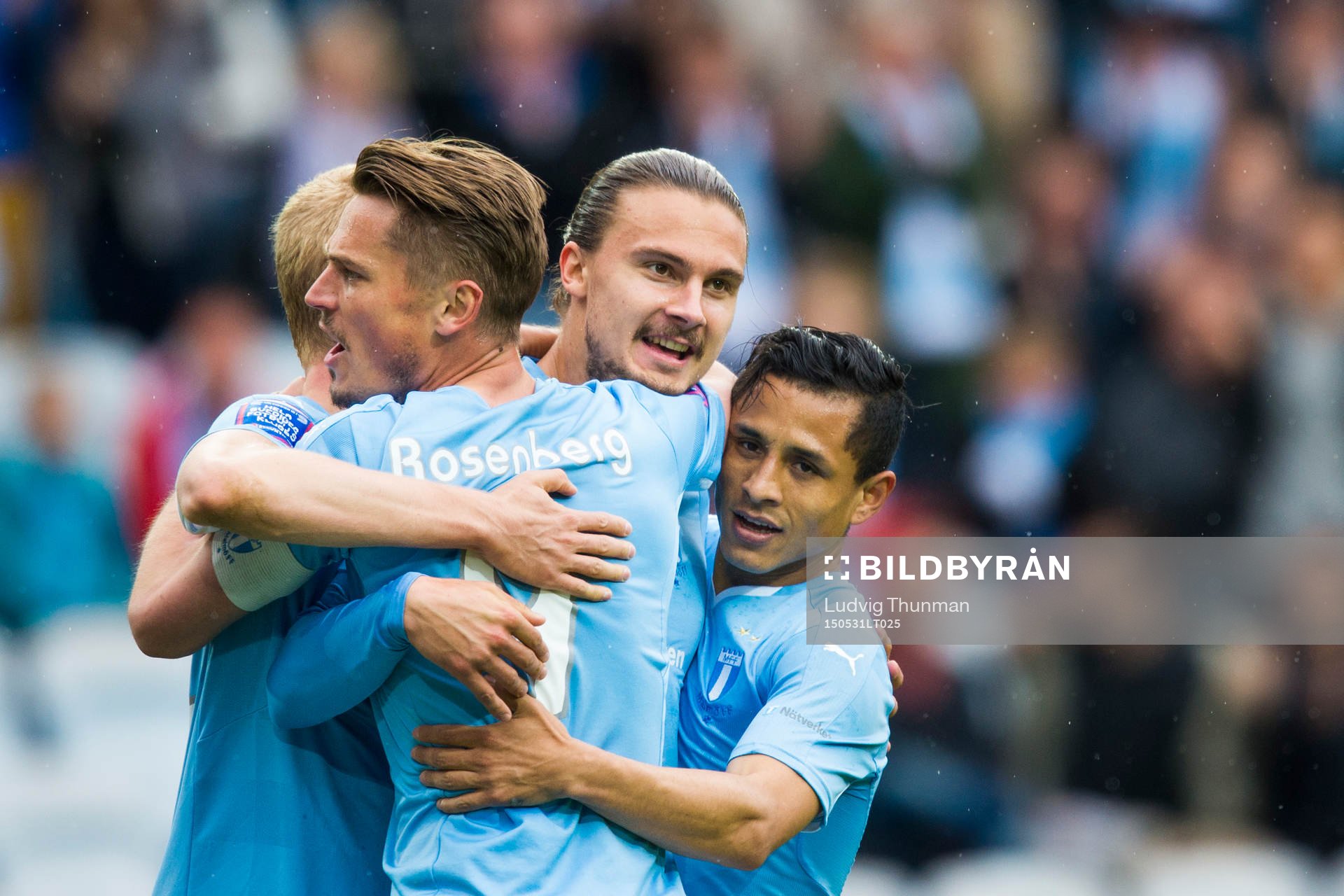Malmö FFs Erik Johansson kramas om av Victor Yoshimar