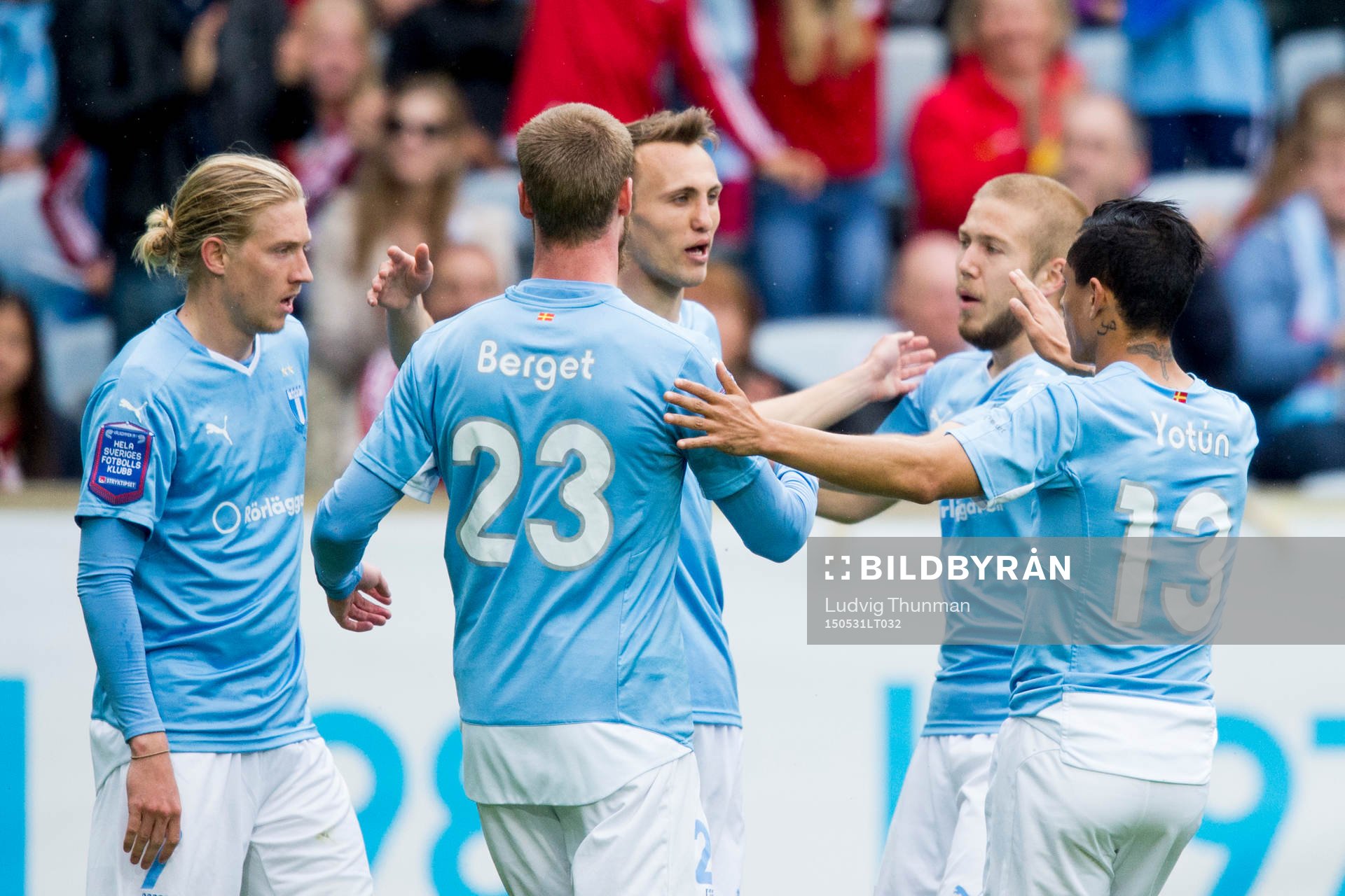 Malmö FFs Magnus Wolff Eikrem firas av Simon Kroon, Jo