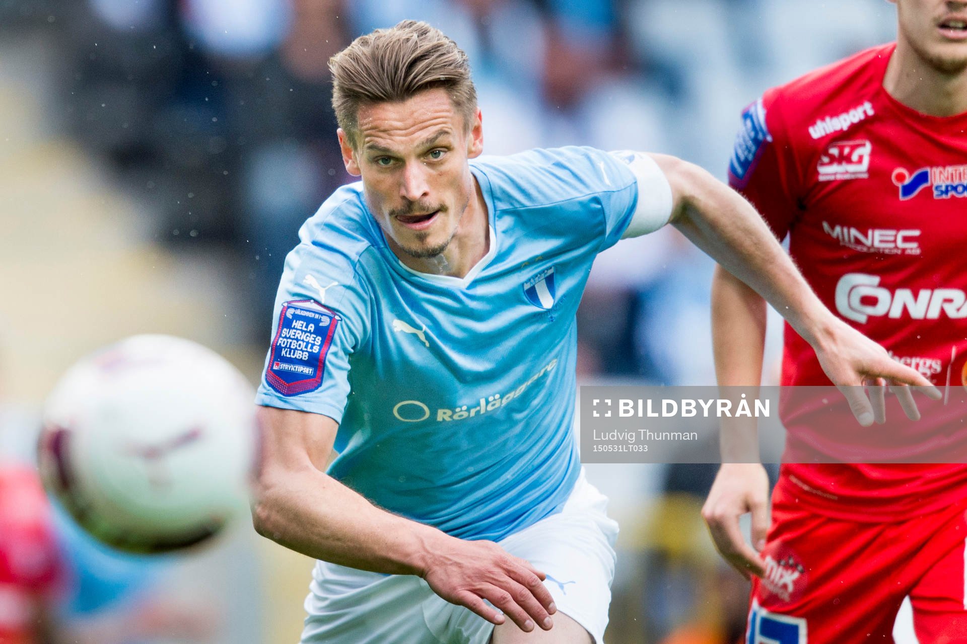 Malmö FFs Markus Rosenberg jagar boll under fotbollsmatchen i Allsvenskan mellan Malmö FF och Åtvidaberg den 31 maj 2015 i Malmö. 