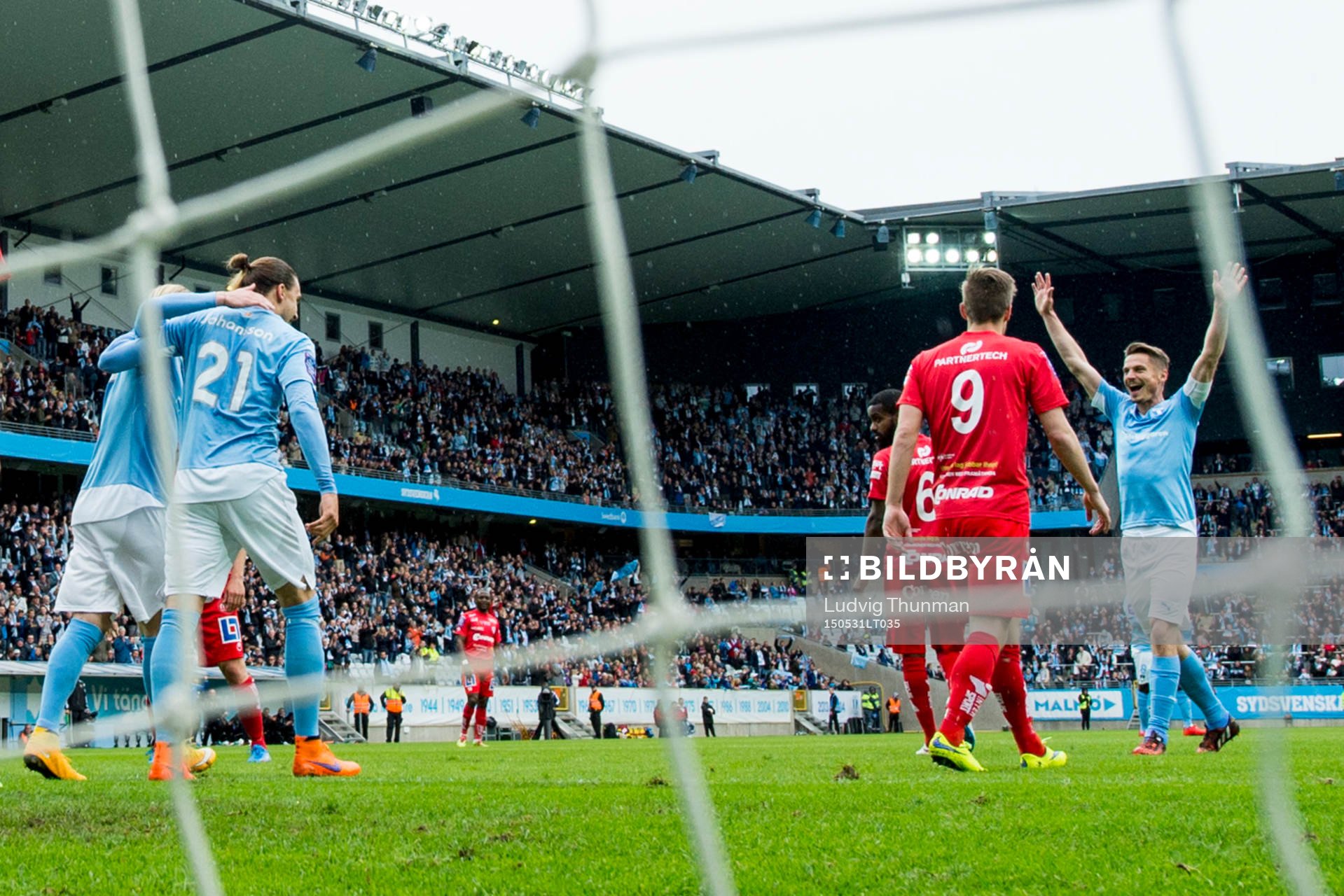 Malmö FFs Erik Johansson kramas om av Simon Kroon och