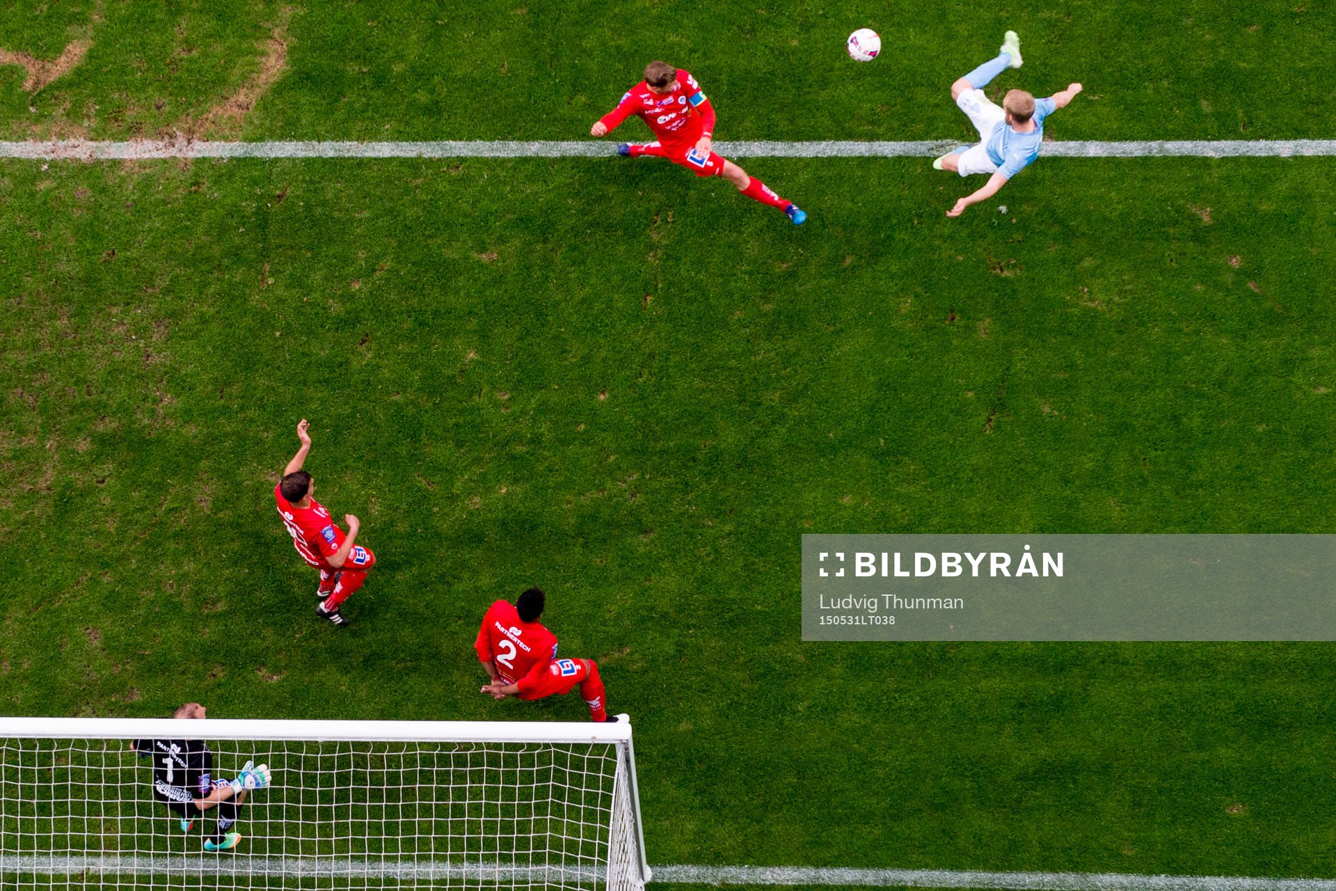 Malmö FFs Filip Helander skjuter mot Åtvidabergs målvakt Henrik Gustavsson under fotbollsmatchen i Allsvenskan mellan Malmö FF och Åtvidaberg den 31 maj 2015 i Malmö.