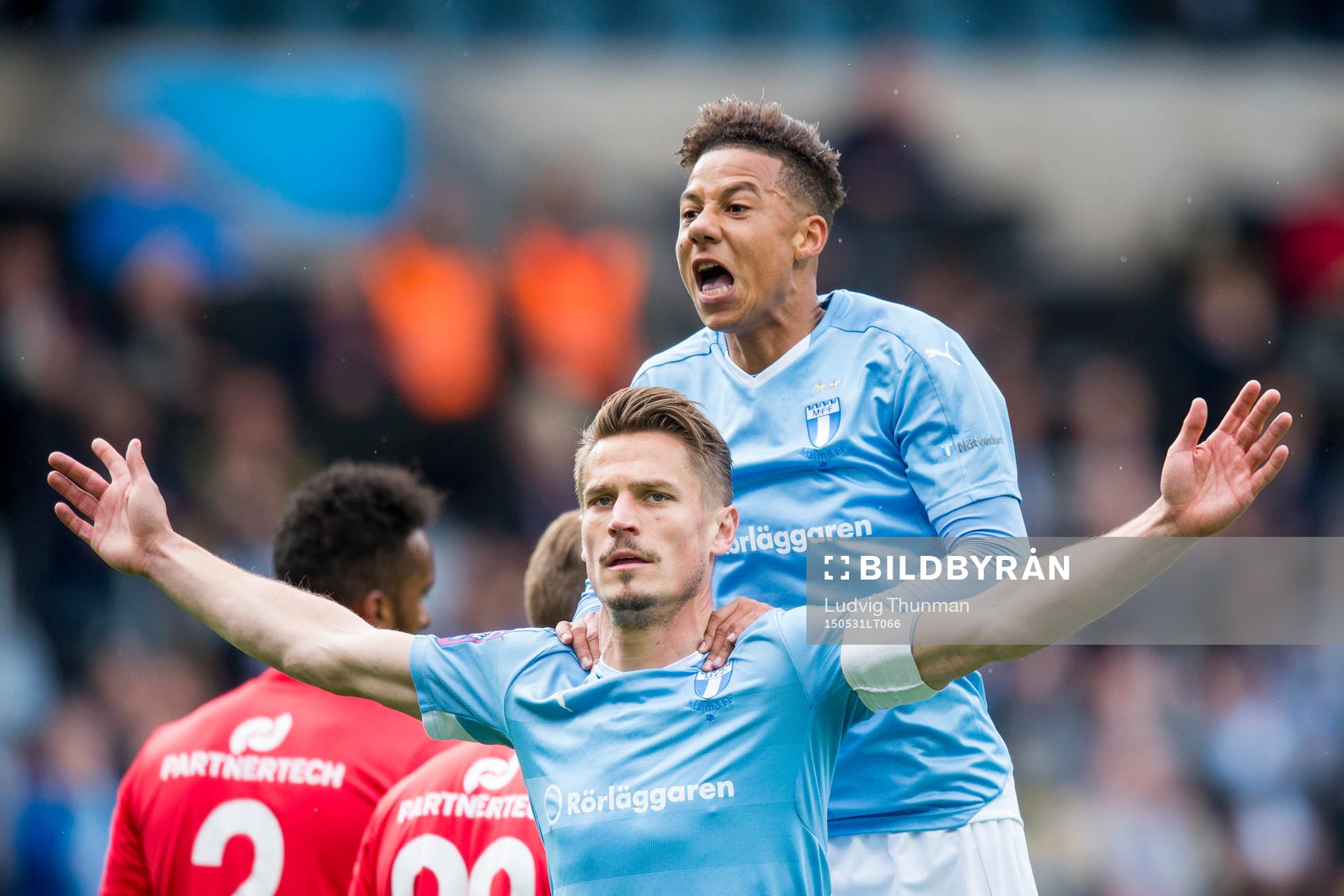 Malmö FFs Markus Rosenberg kramas om av Tobias Sana