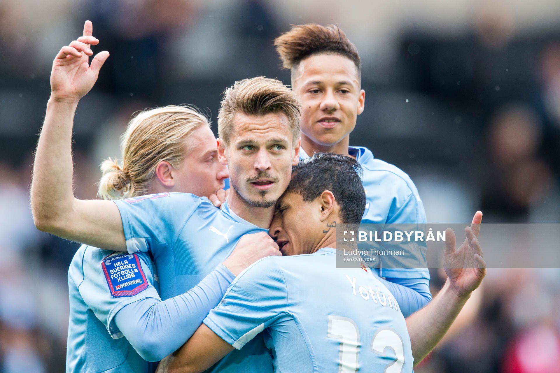 Malmö FFs Markus Rosenberg kramas om av Tobias Sana, Simon
