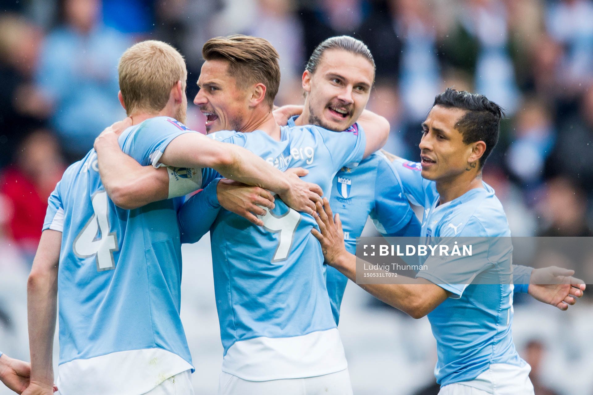 Malmö FFs Erik Johansson kramas om av Filip Helander,