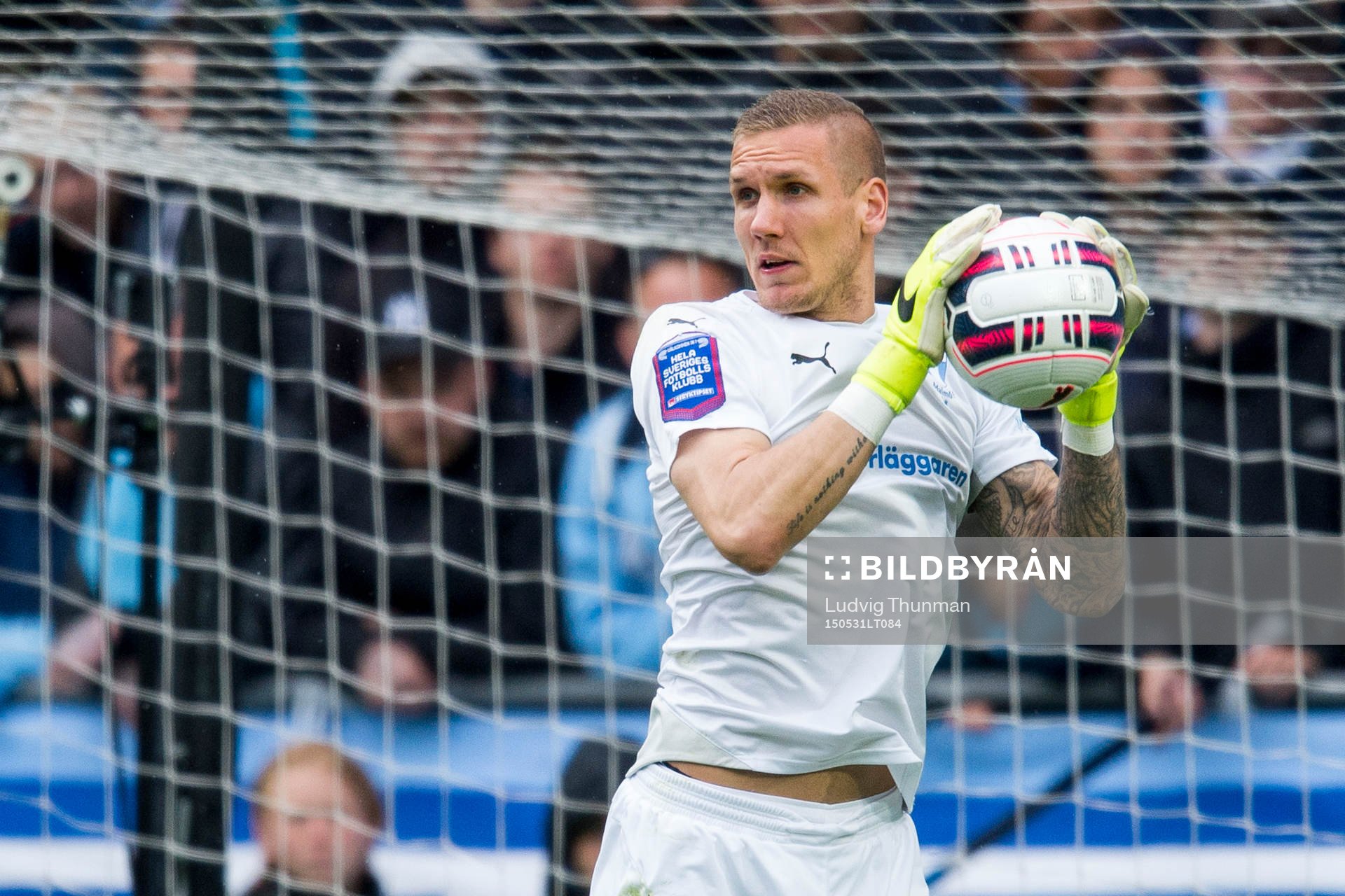 Malmö FFs målvakt Robin Olsen räddar