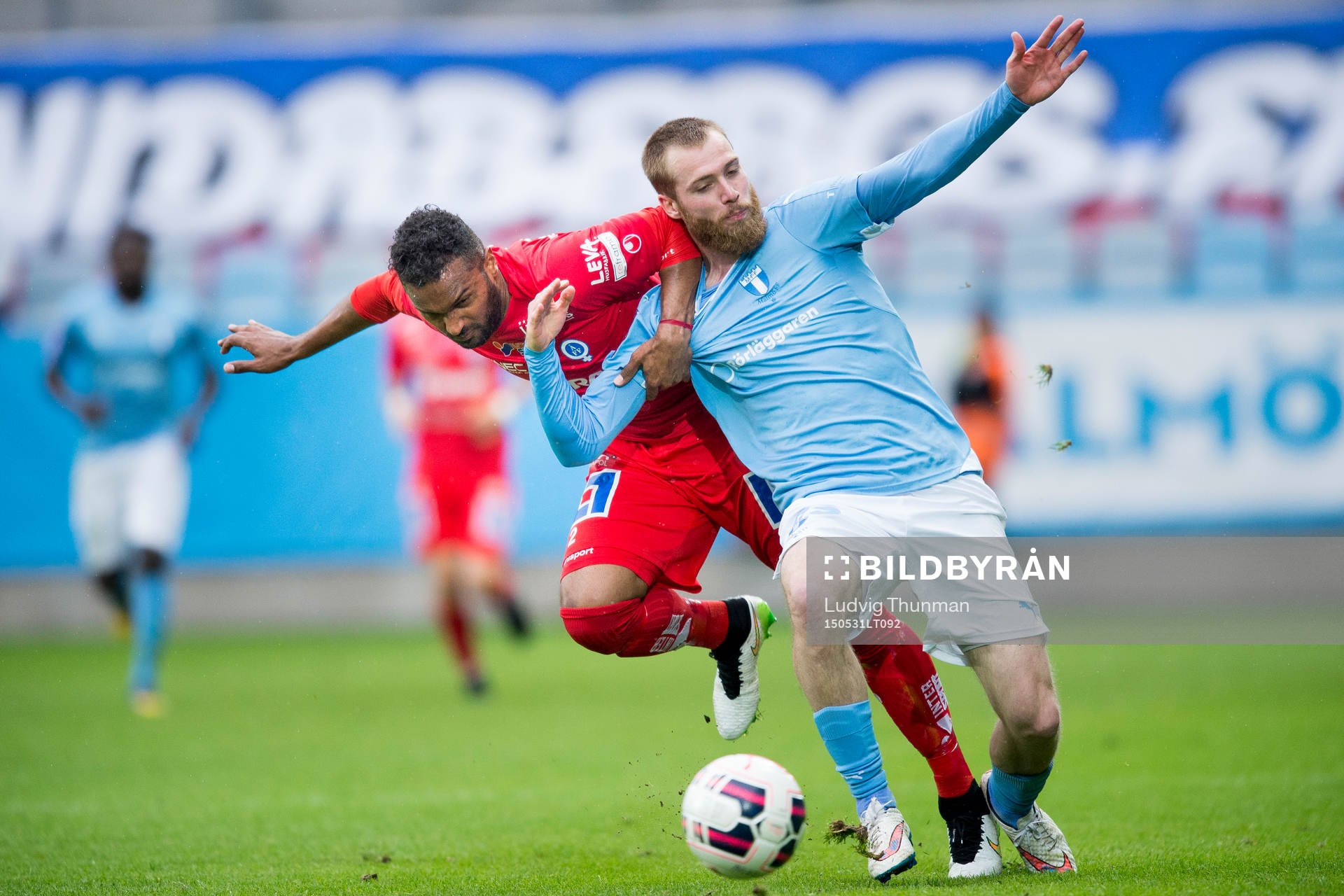 Åtvidabergs Alberis Sérgio Angelo da Silva drar omkull Malmö FFs Jo Inge Berget under fotbollsmatchen i Allsvenskan mellan Malmö FF och Åtvidaberg den 31 maj 2015 i Malmö.