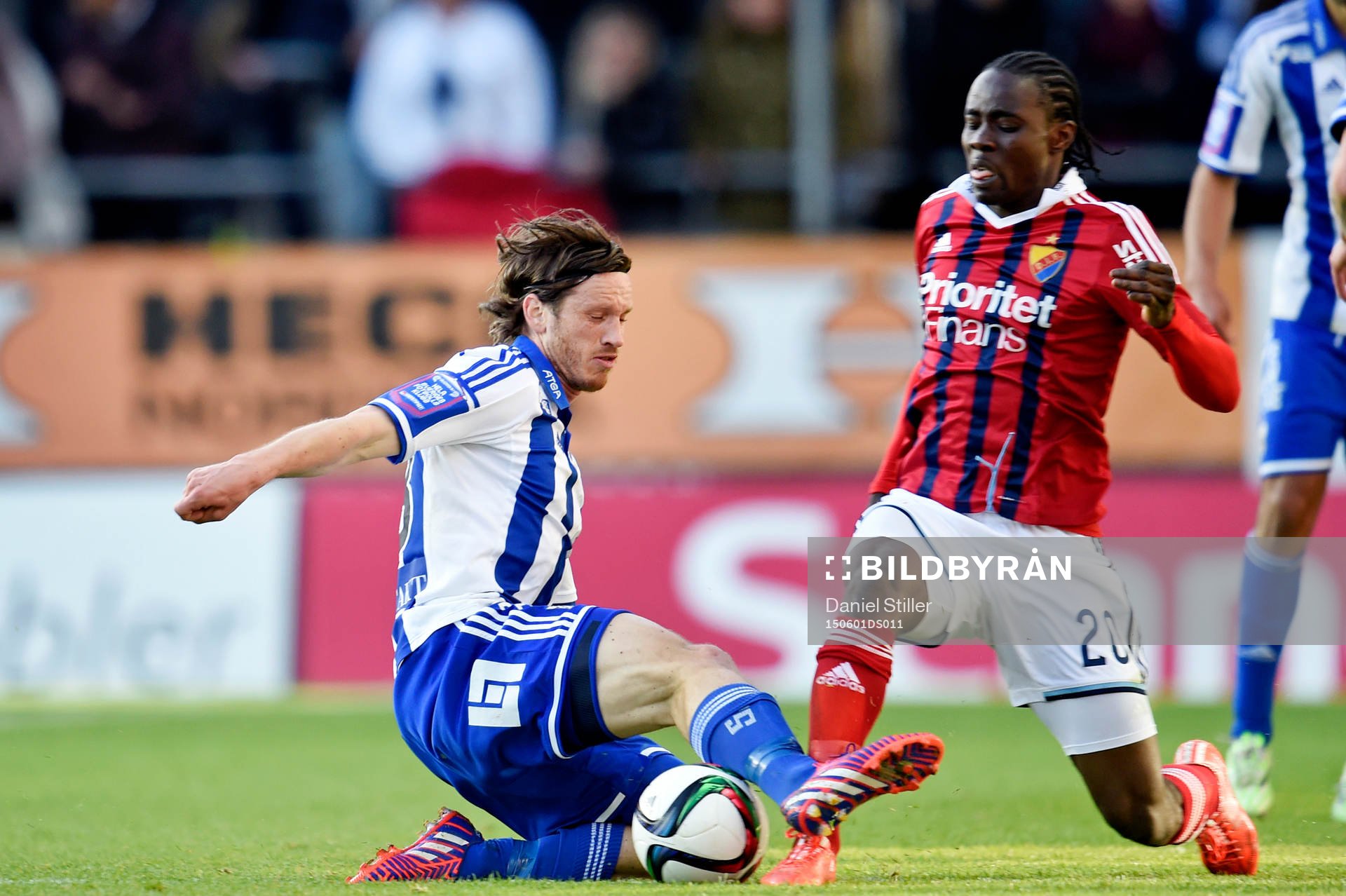 IFK Göteborgs Gustav Svensson i kamp med Djurgårdens Sam Johnson under fotbollsmatchen i Allsvenskan mellan IFK Göteborg och Djurgården den 1 juni 2015 i Göteborg.