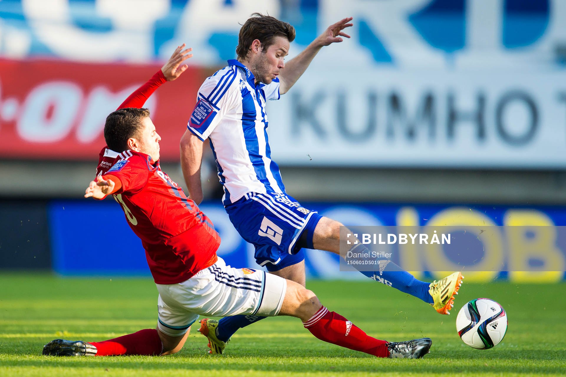 Djurgårdens Kerim Mrabti i kamp med IFK Göteborgs Emil Salomonsson under fotbollsmatchen i Allsvenskan mellan IFK Göteborg och Djurgården den 1 april 2015 i Göteborg.