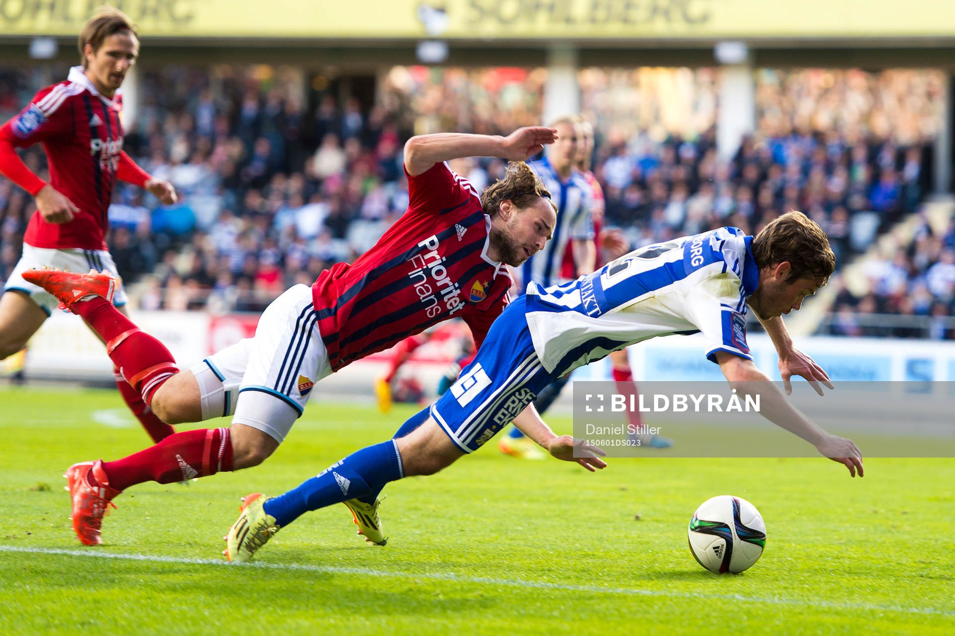 Djurgårdens Kevin Walker fäller IFK Göteborgs Emil