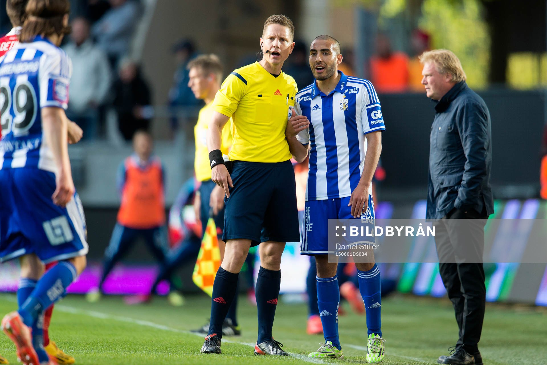 Domare Martin Strömbergsson pratar med IFK Göteborgs
