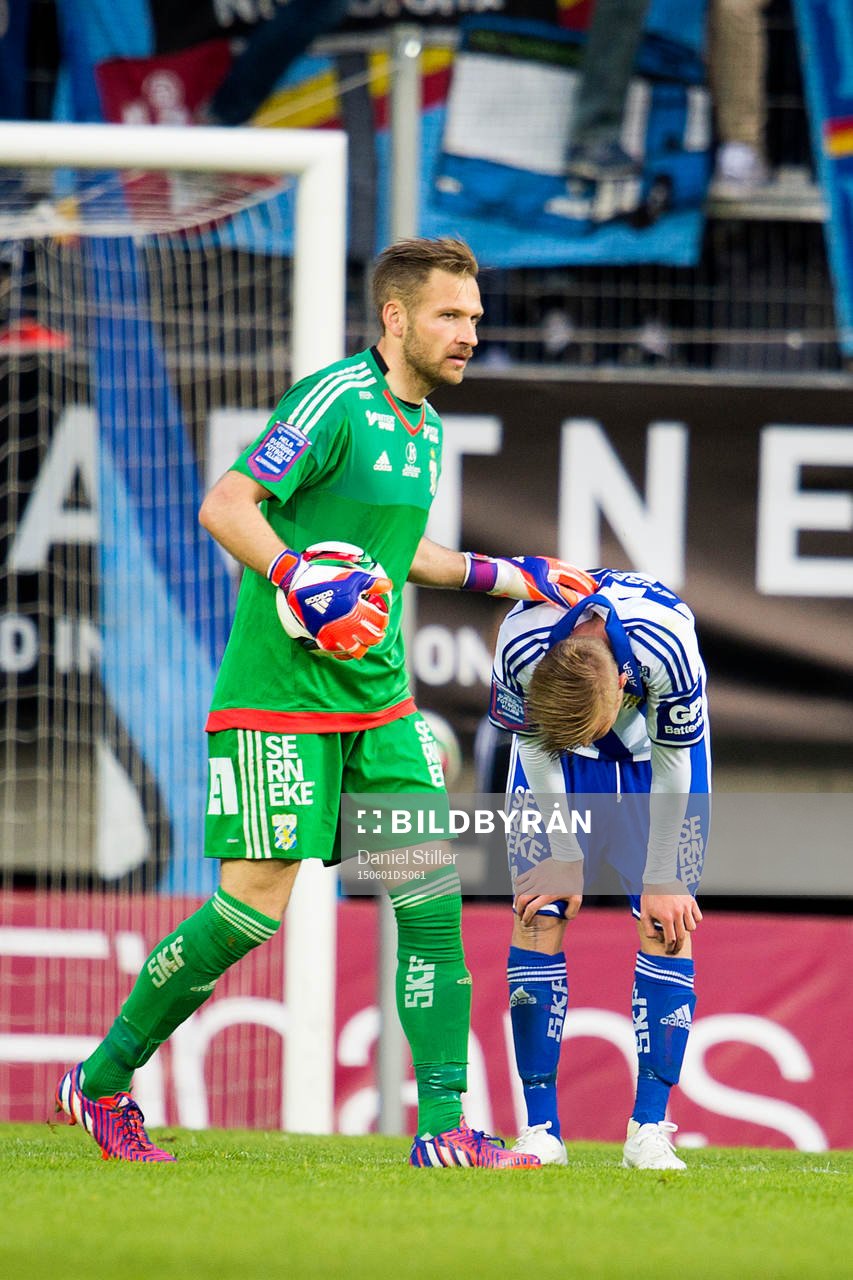 IFK Göteborgs målvakt John Alvbåge klappar om Sebastian