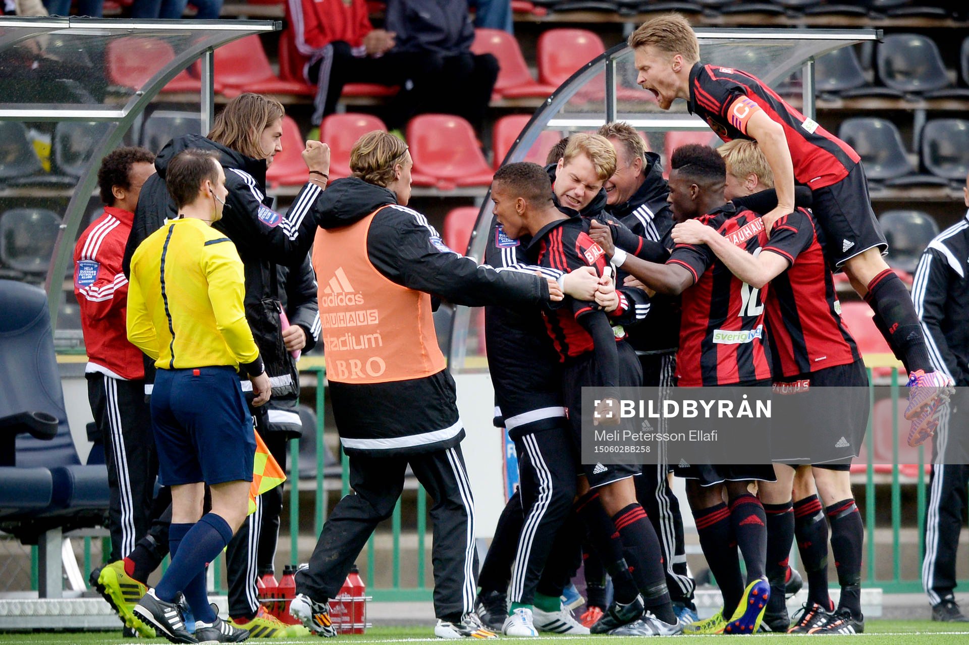 Brommapojkarnas spelare jublar