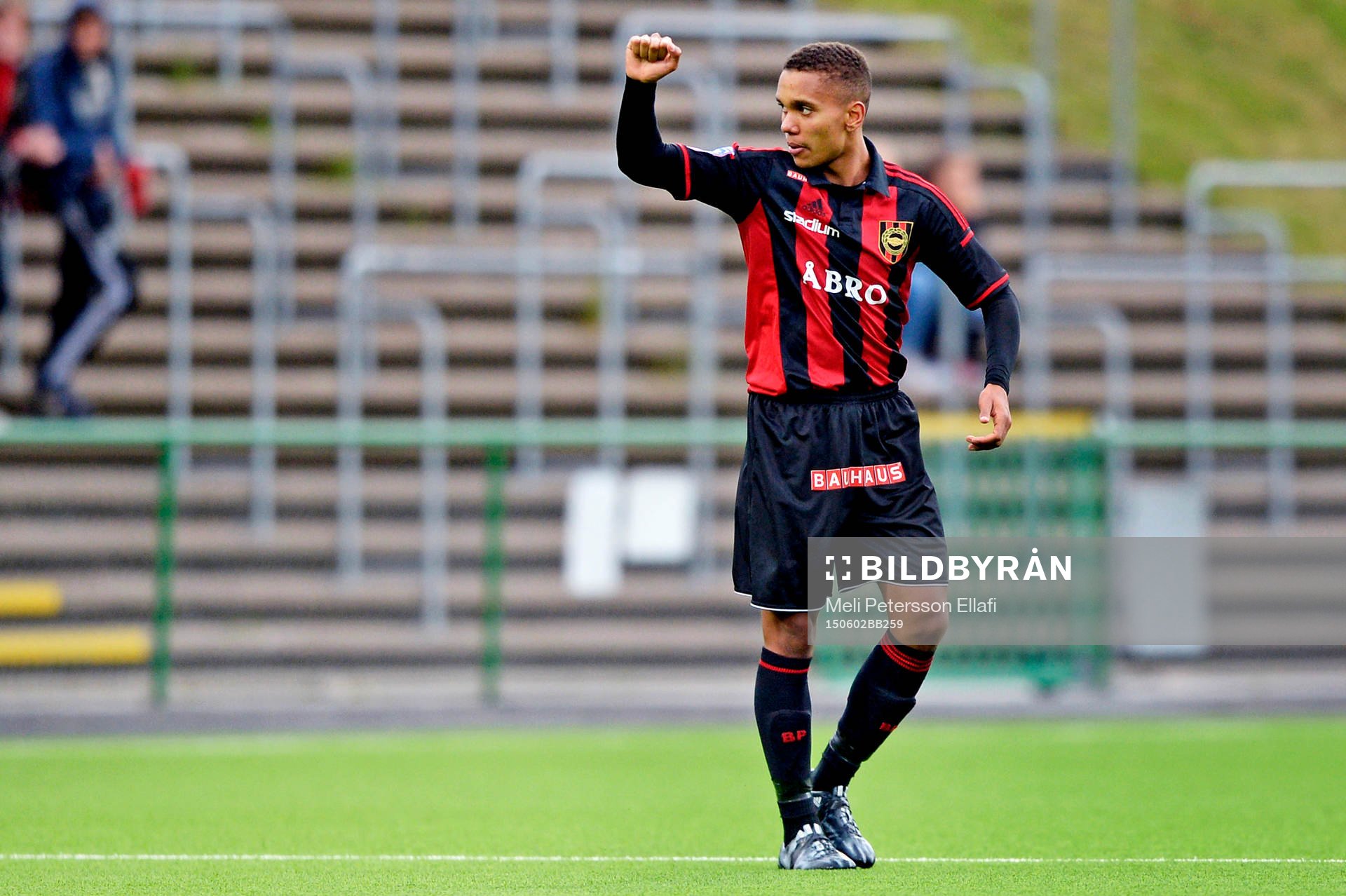Brommapojkarnas Seth Hellberg jublar