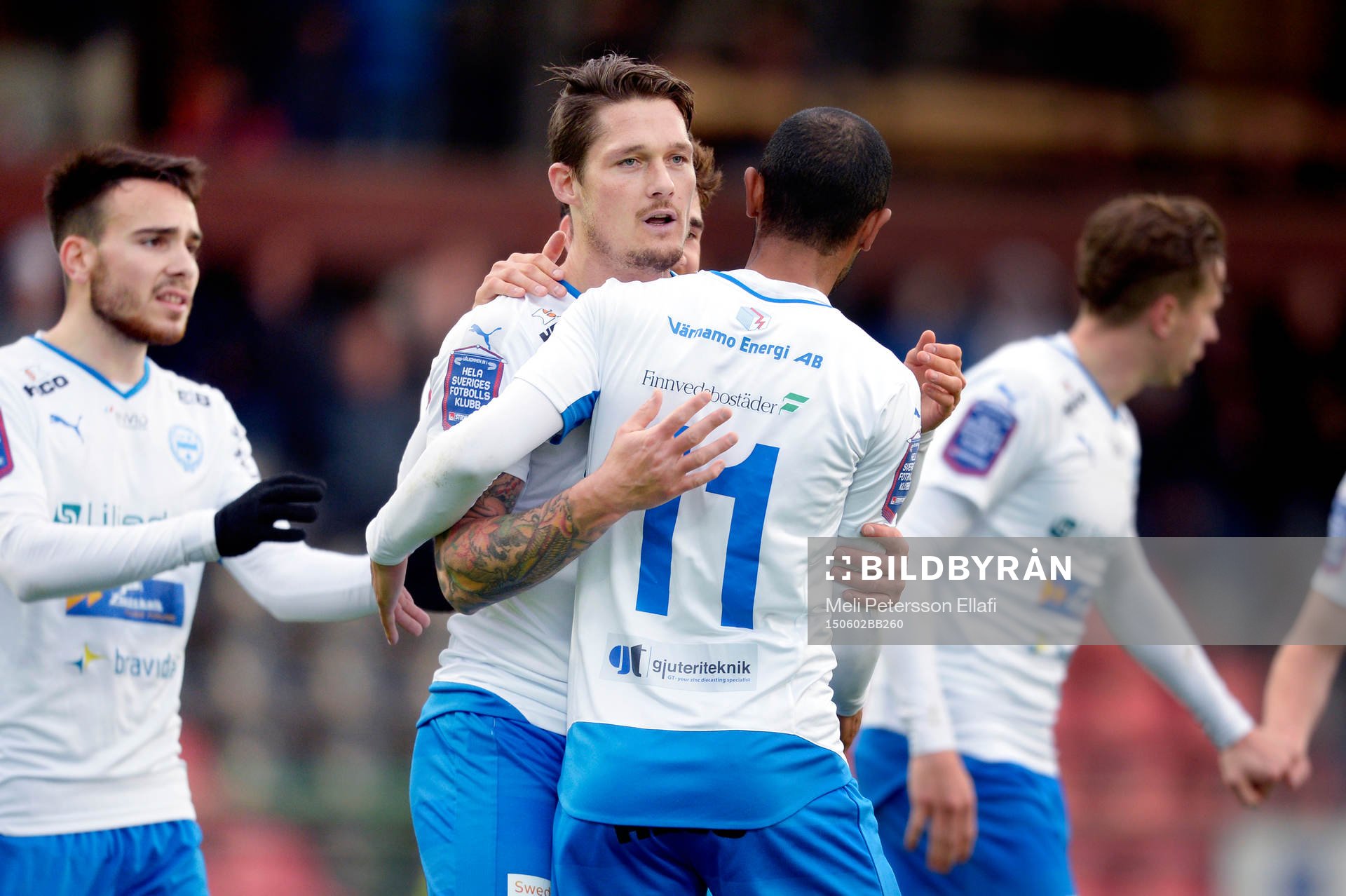 Värnamos Pär Cederquist firar han gjort 1-1 med Issam