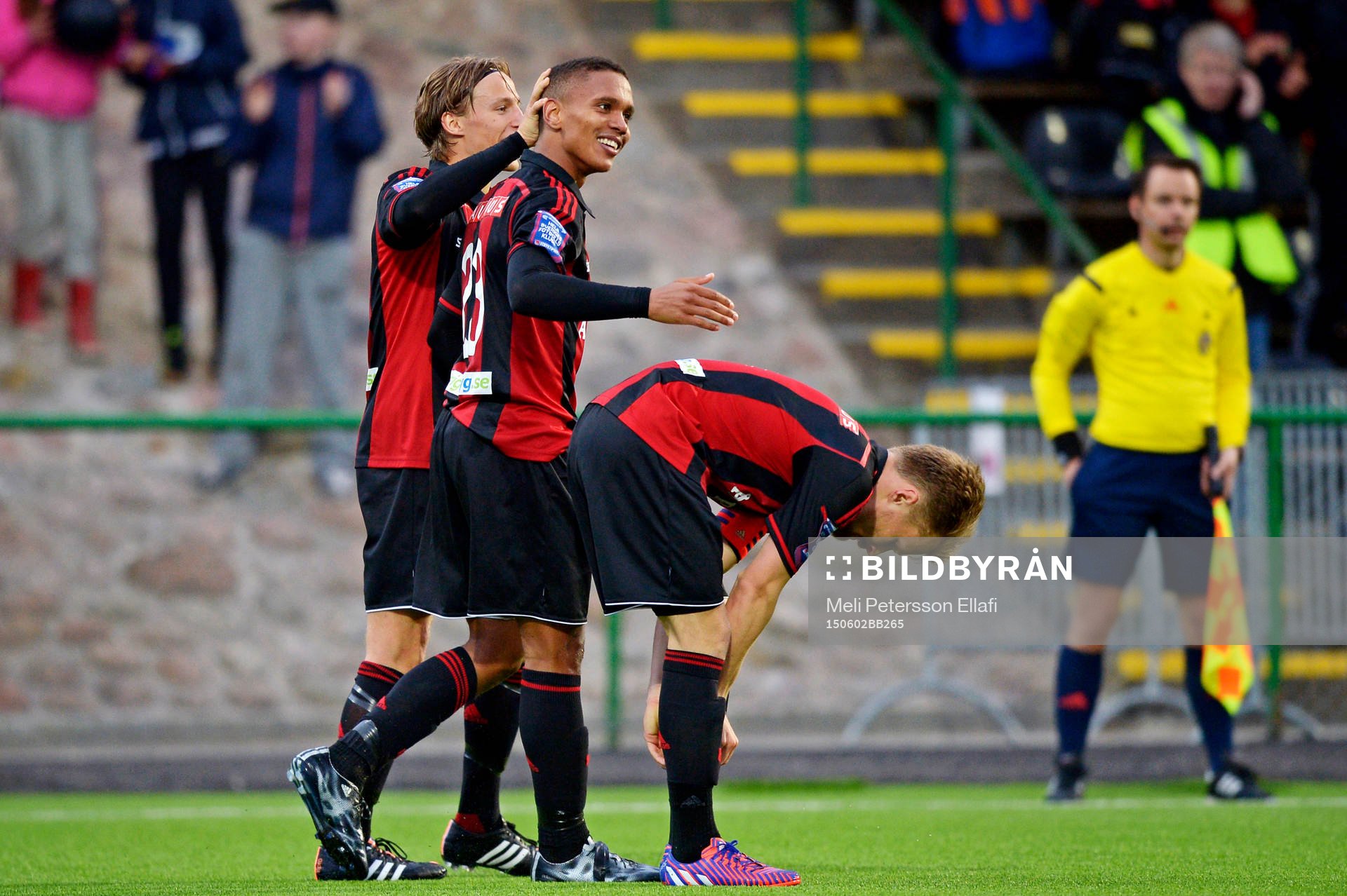 Brommapojkarnas Seth Hellberg firar han gjort 2-1 med