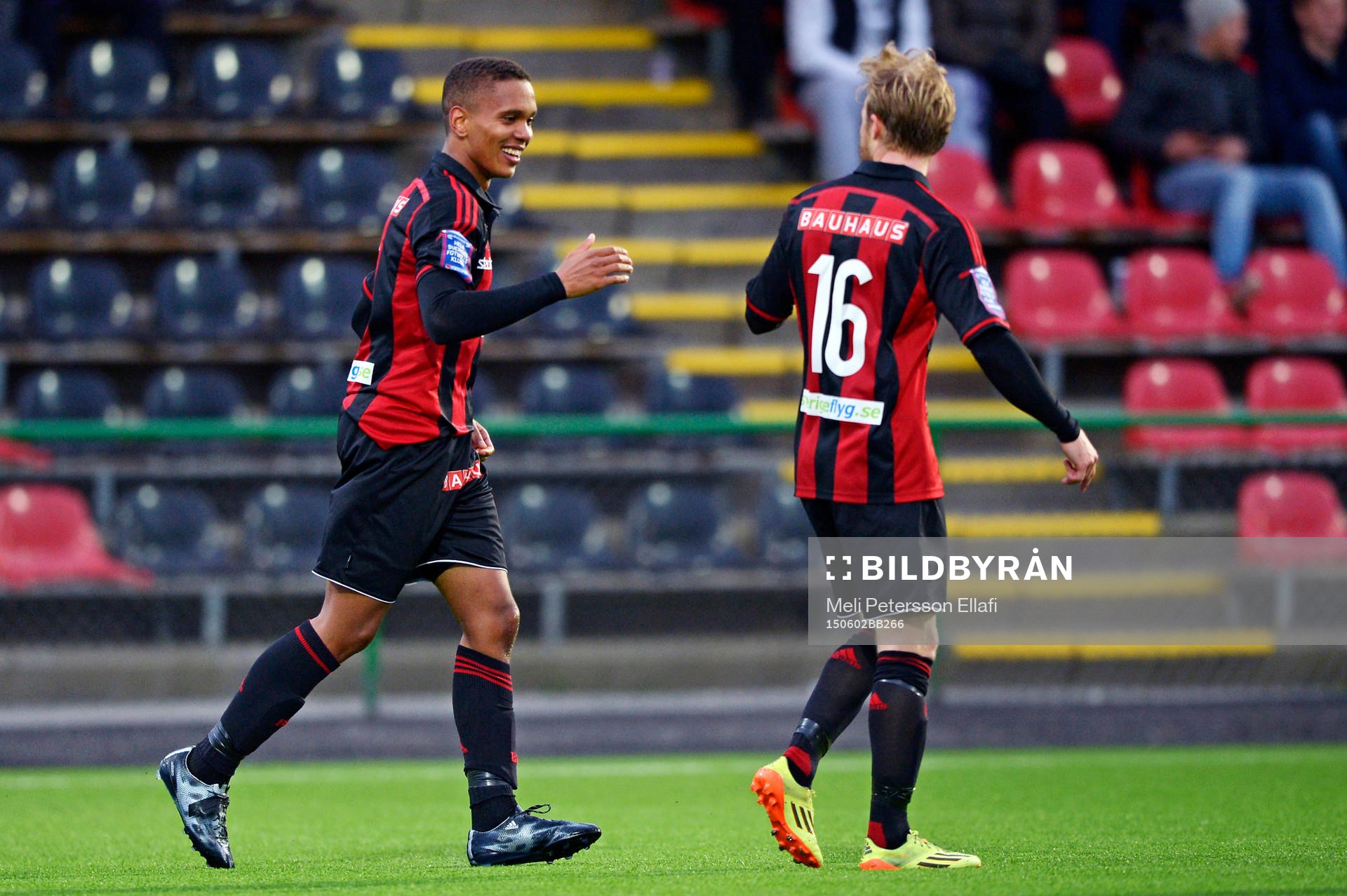 Brommapojkarnas Seth Hellberg firar han gjort 2-1 med