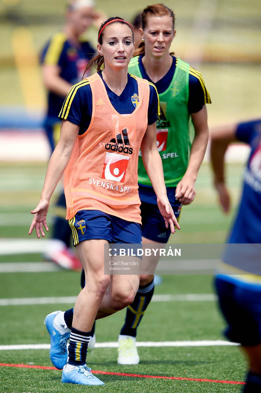 Sveriges Kosovare Asllani och Lotta Schelin