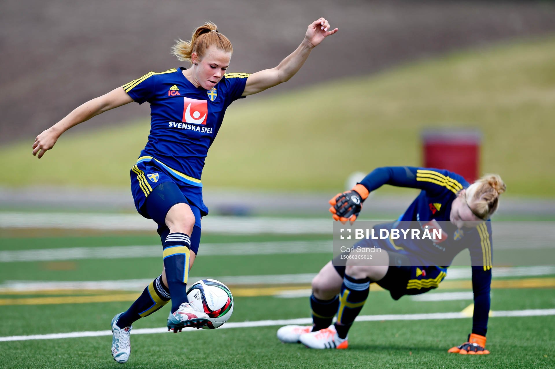 Sveriges Jessica Samuelsson och målvakt Hedvig Lindahl
