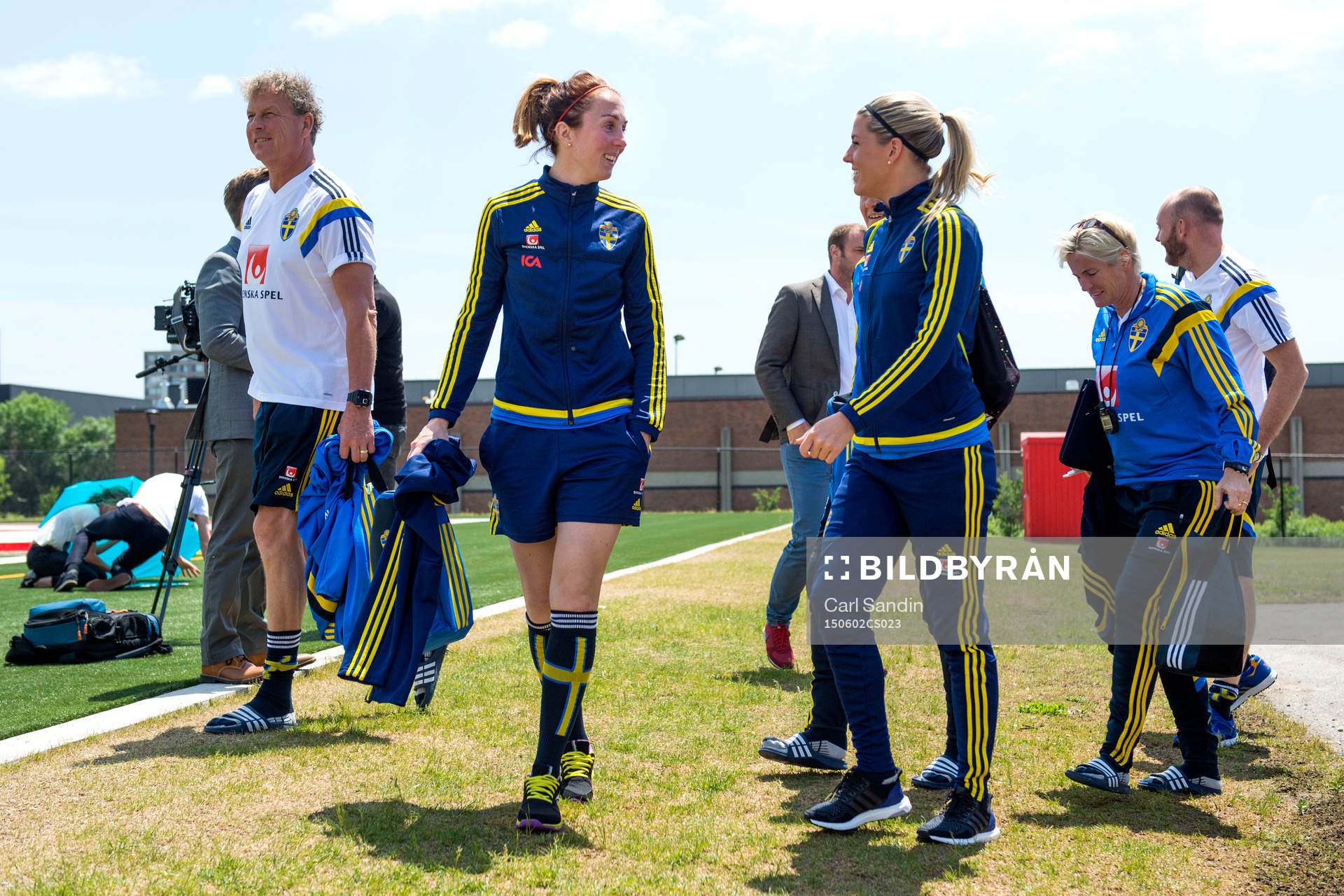 Sveriges Marina Pettersson Engström och Olivia Schough under en träning med landslaget den 2 maj 2015 i Toronto.