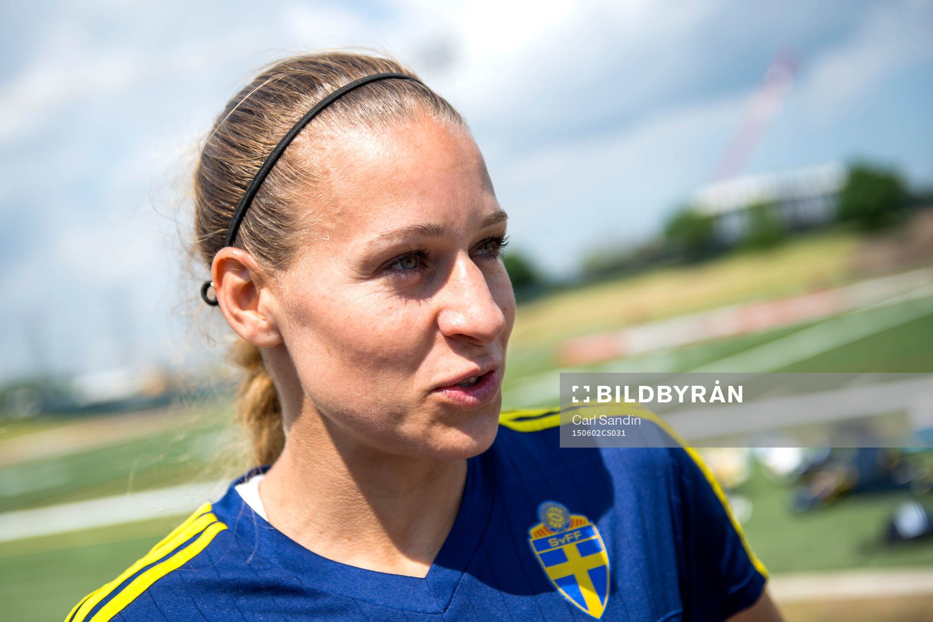 Sveriges Charlotte Rohlin blir intervjuad efter en träning med landslaget den 2 maj 2015 i Toronto.