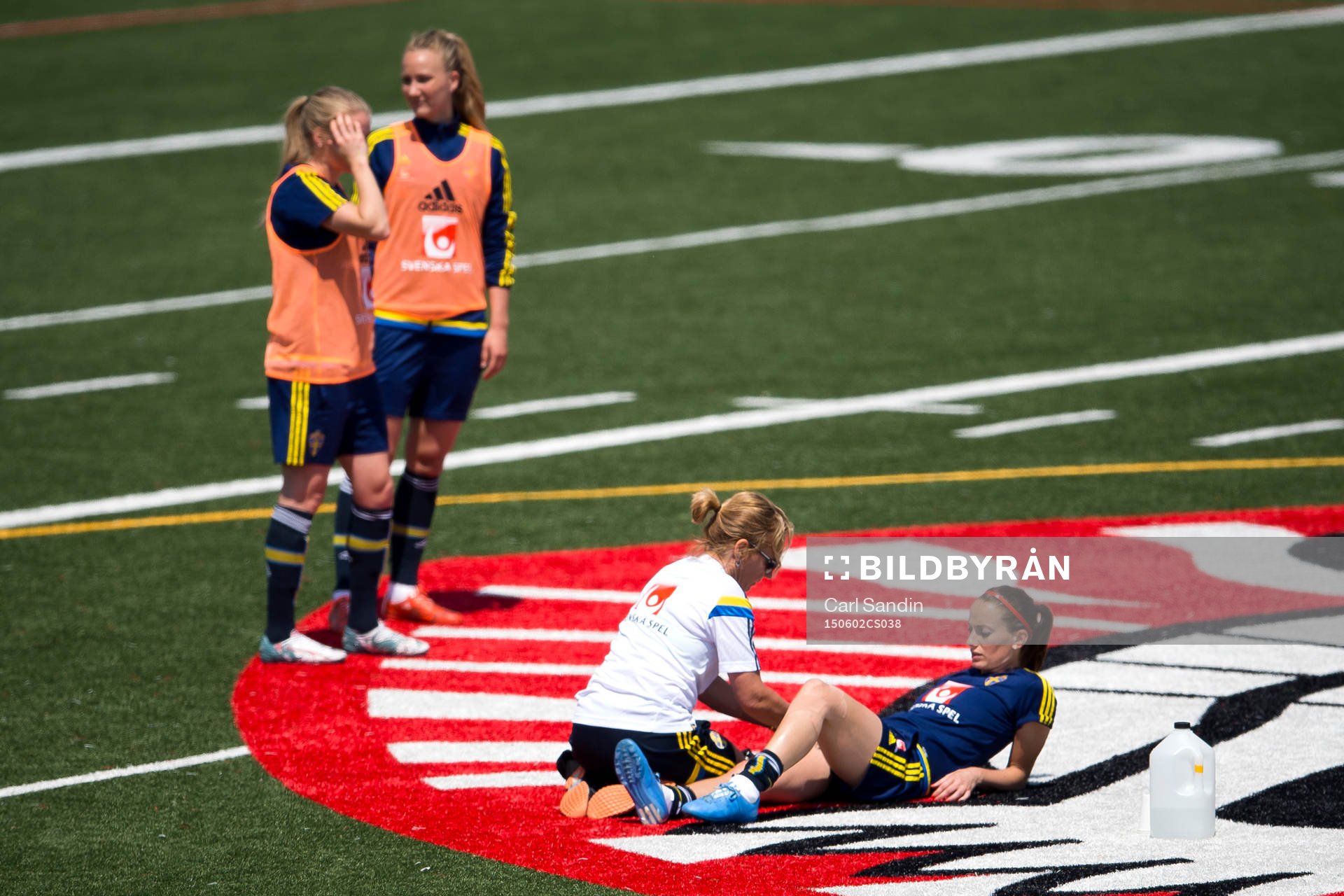 Sveriges Kosovare Asllani får behandling av sjukgymnast