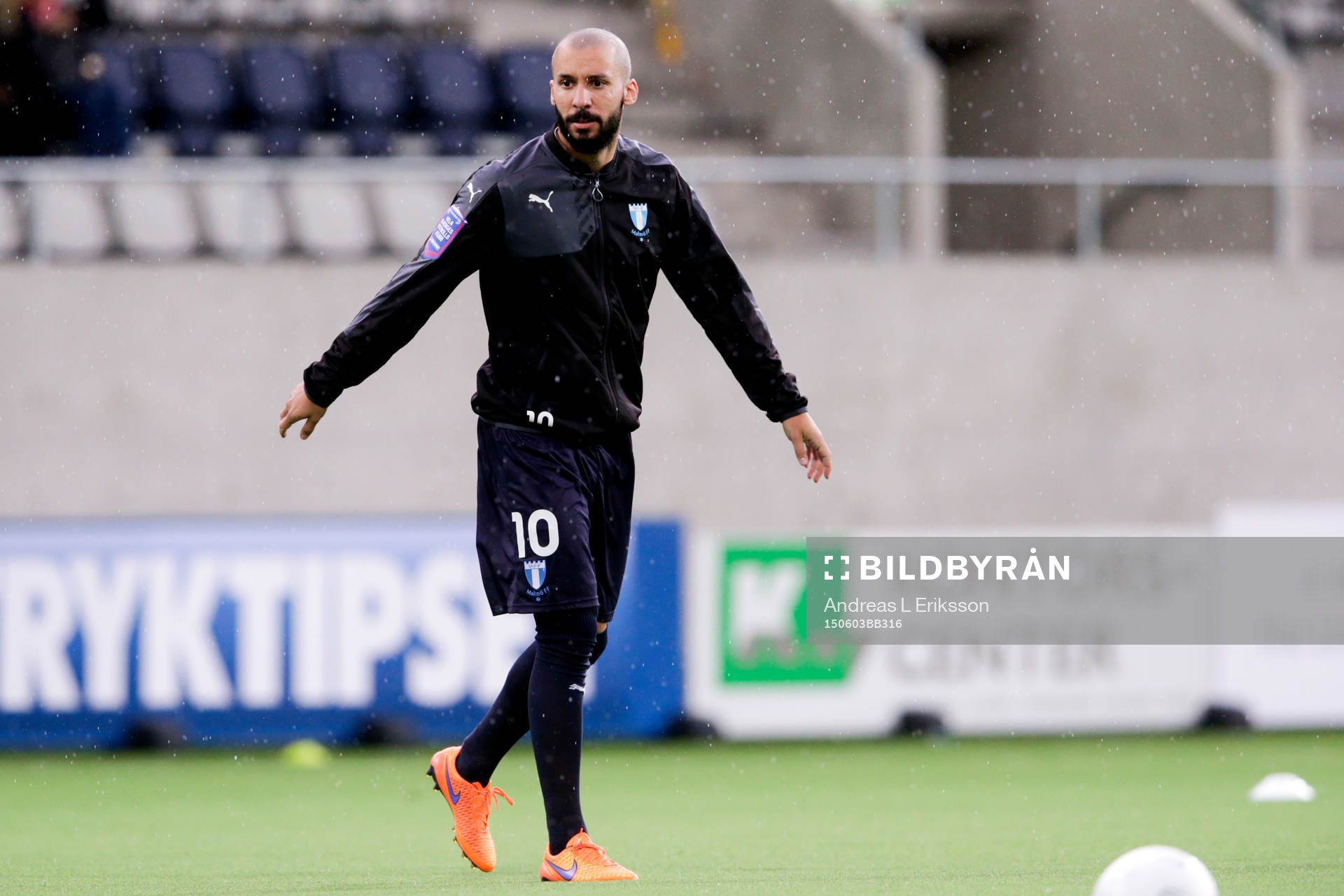 Malmö FFs Guillermo Molins under uppvärmningen inför fotbollsmatchen i Allsvenskan mellan Gefle och Malmö FF den 3 juni 2015 i Gävle.