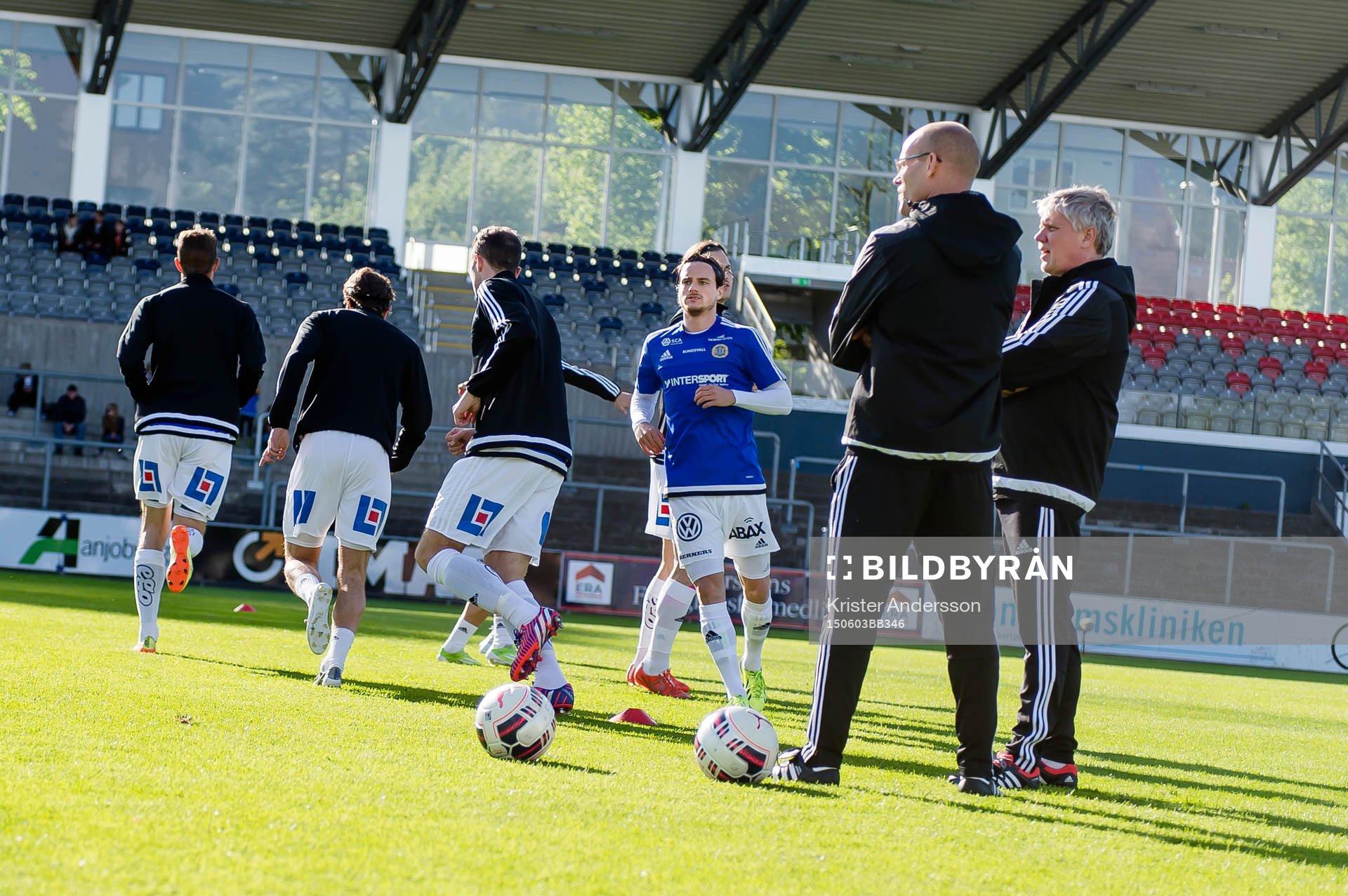 Sundsvalls spelare värmer upp före fotbollsmatchen i
