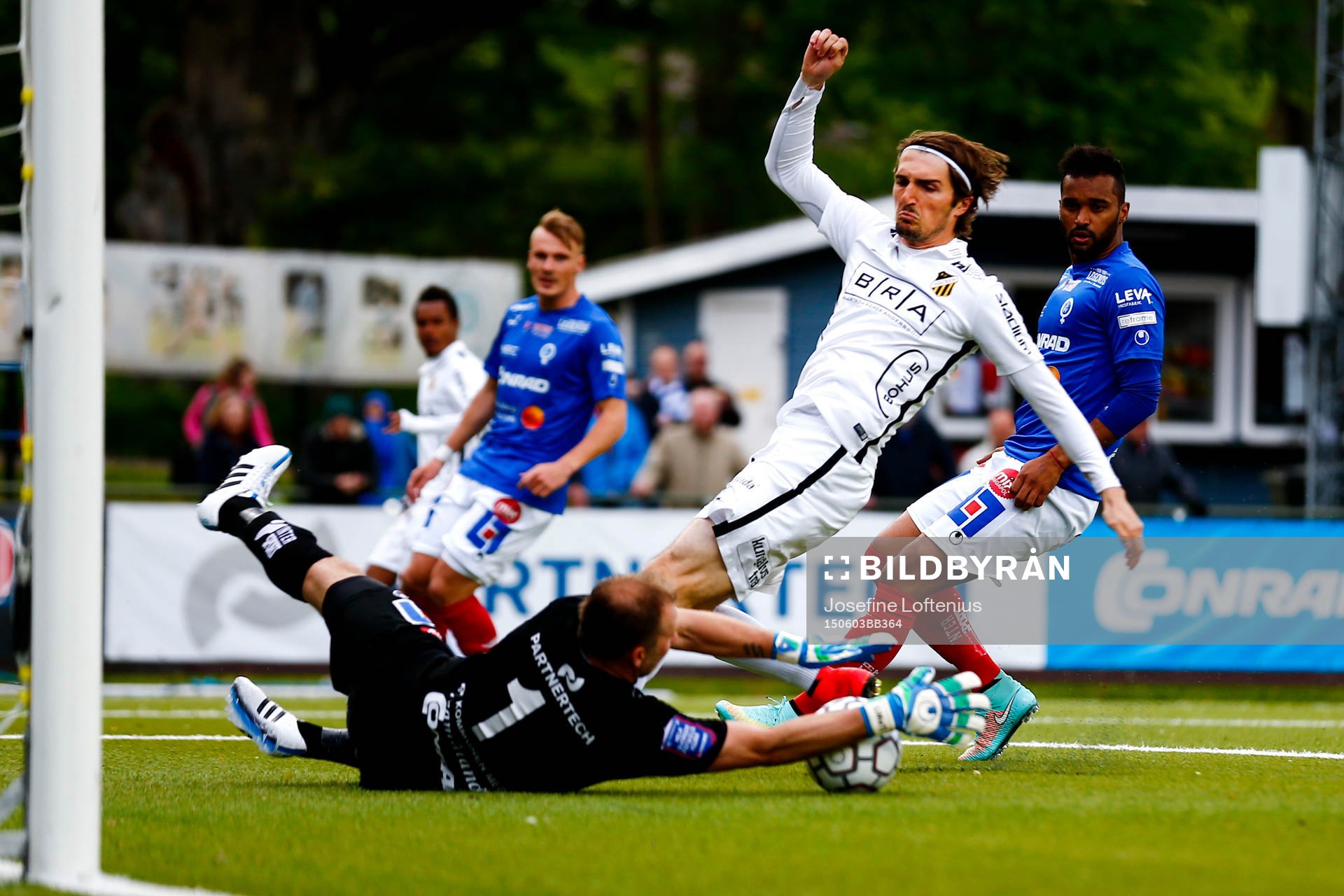 Åtvidabergs målvakt Henrik Gustavsson och Häckens Dardan