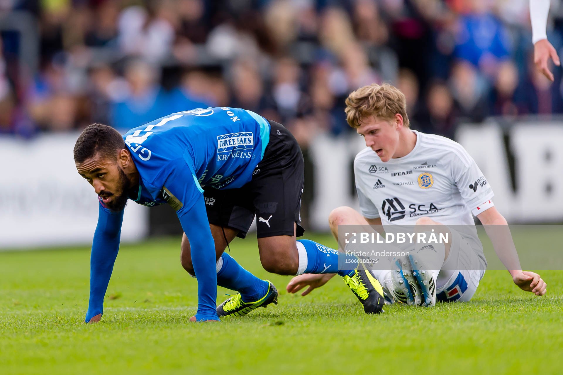 Halmstads Junes Barny och Sundsvalls Joakim Nilsson under fotbollsmatchen i Allsvenskan mellan Halmstad och GIF Sundsvall den 3 juni 2015 i Halmstad.