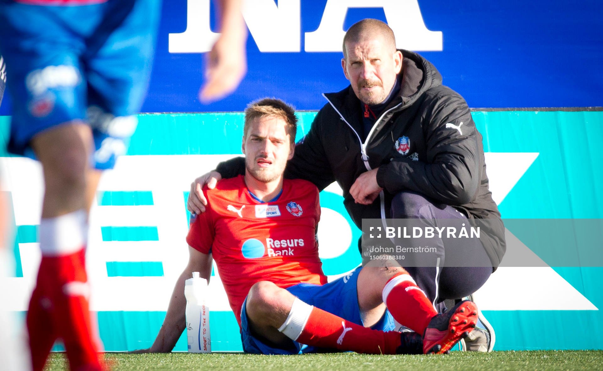 Helsingborgs Johan Mårtensson sitter utanför planen