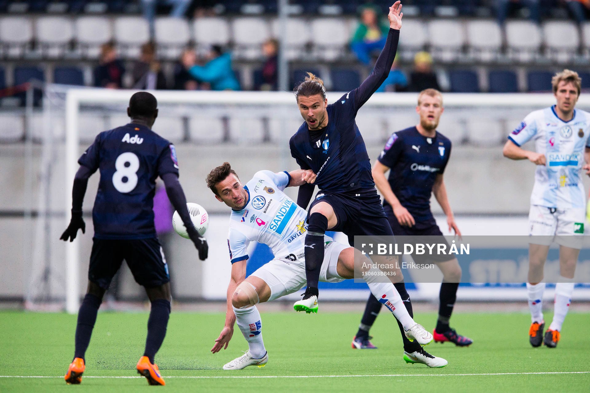 Gefles Robin Nilsson och Malmö FFs Erik Johansson i kamp