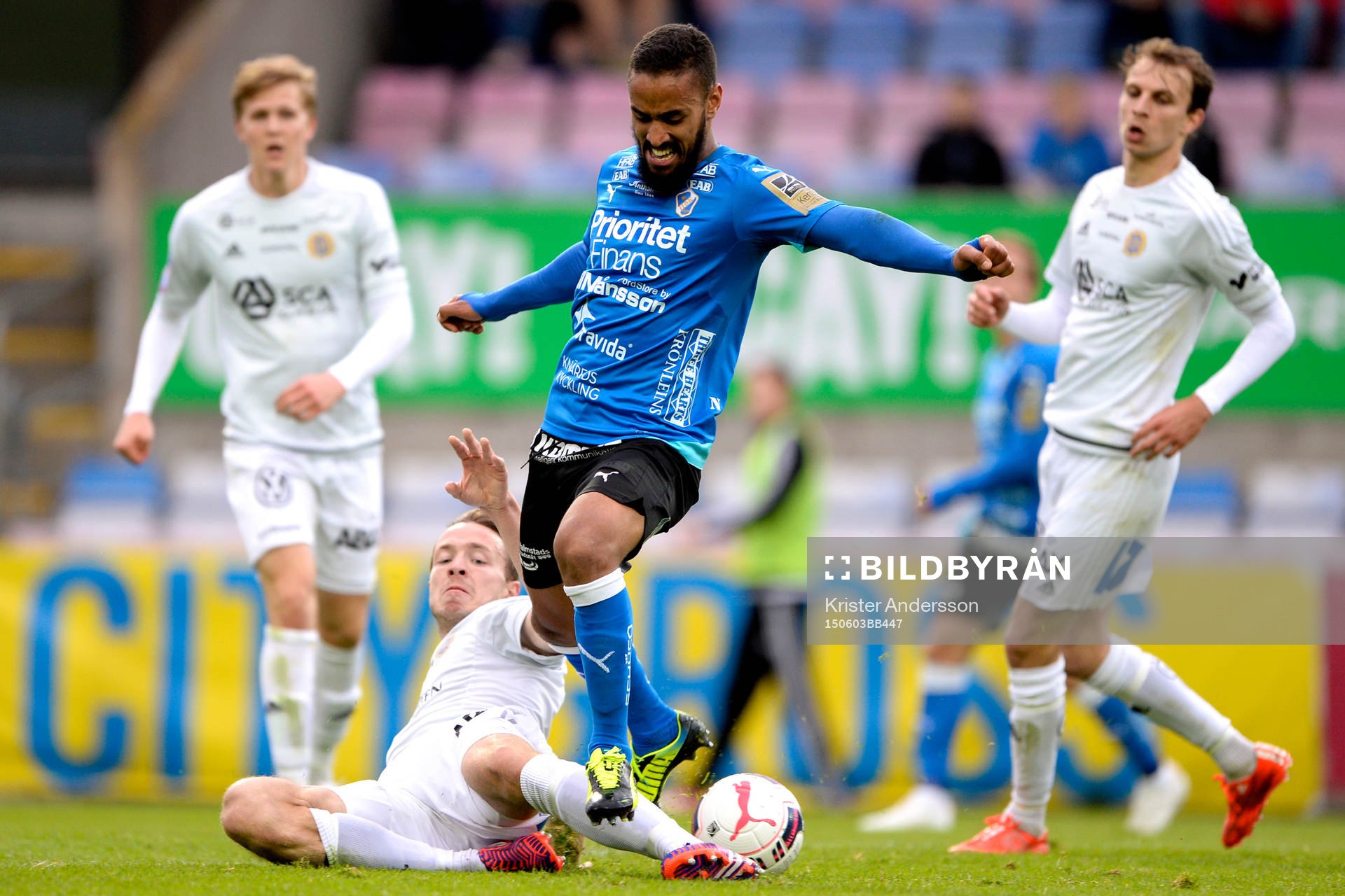 Sundsvalls Jon Gudni Fjoluson och Halmstads Junes Barny under fotbollsmatchen i Allsvenskan mellan Halmstad och GIF Sundsvall den 3 juni 2015 i Halmstad.