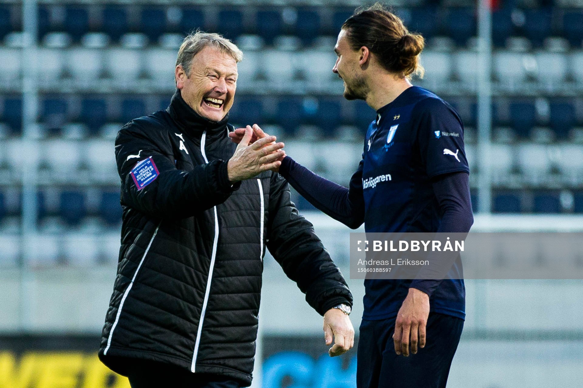 Malmö FFs tränare Åge Hareide gratulerar Malmö FFs Erik
