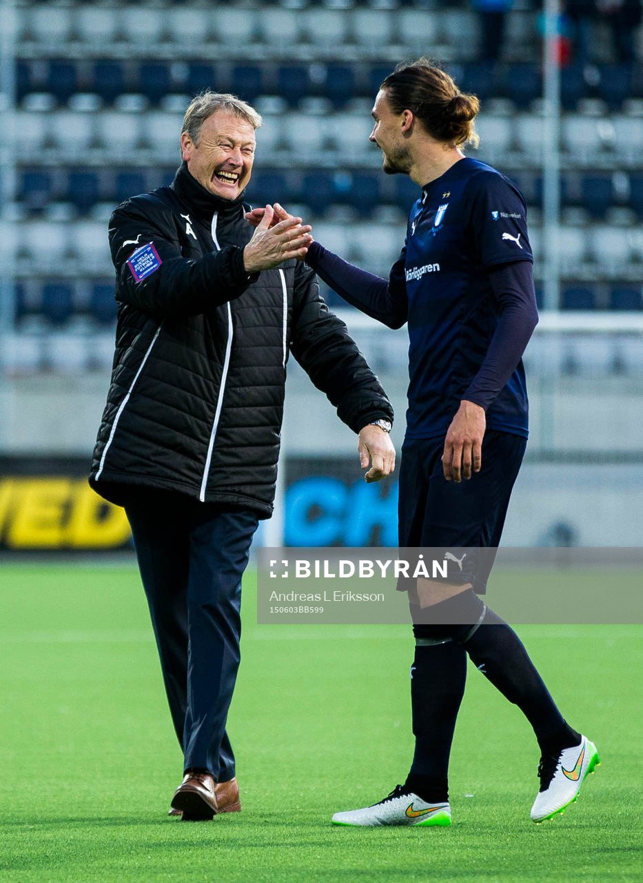 Malmö FFs tränare Åge Hareide gratulerar Malmö FFs Erik