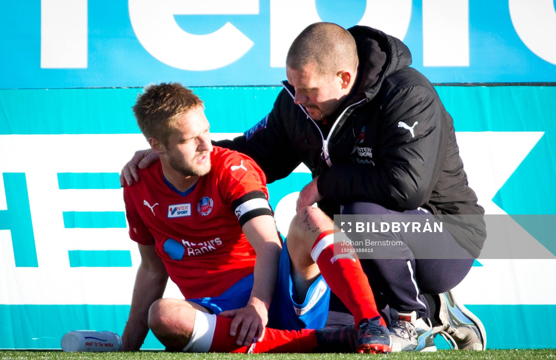 Helsingborgs Johan Mårtensson sitter utanför planen