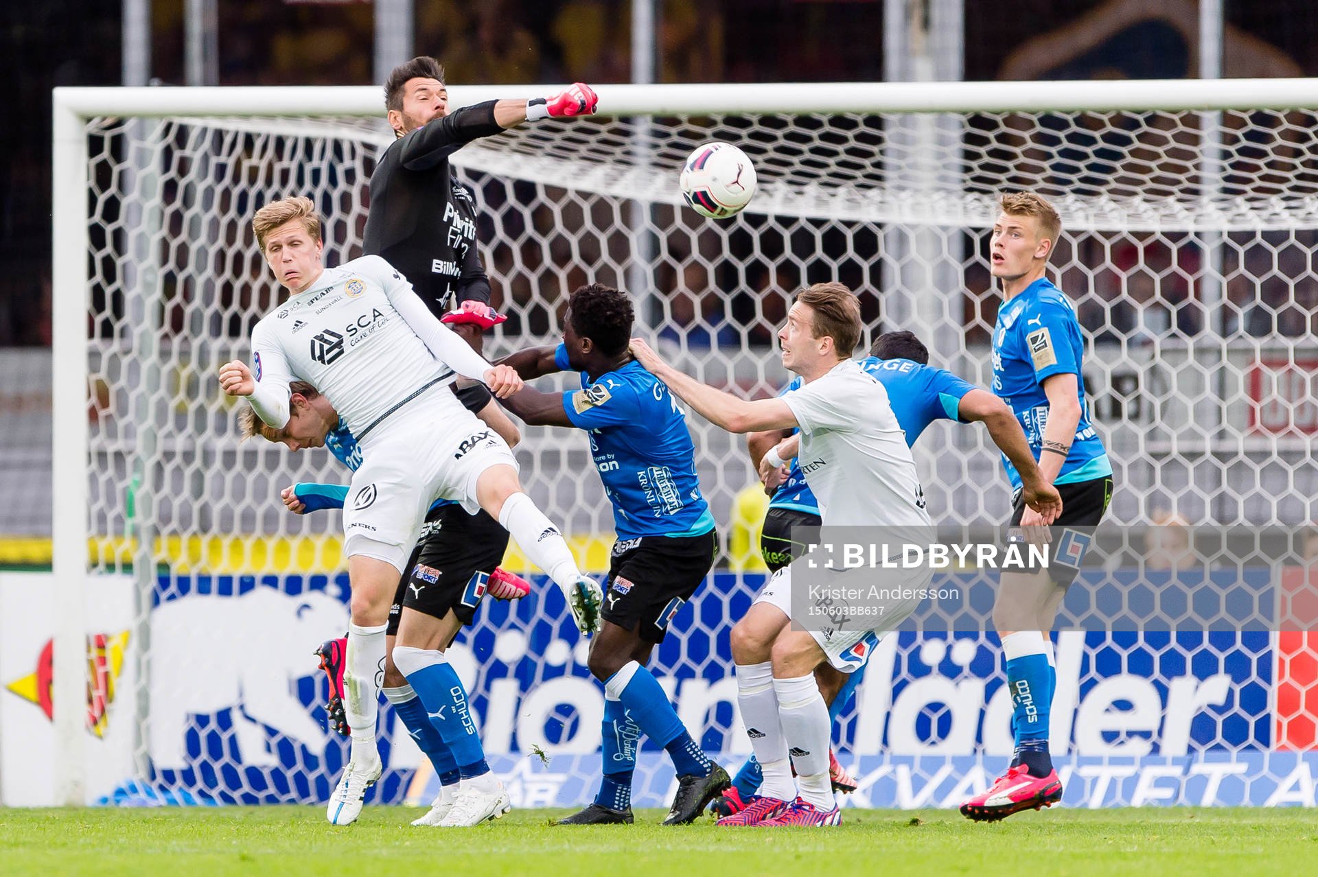 Halmstads målvakt Stojan Lukic boxar bort bollen
