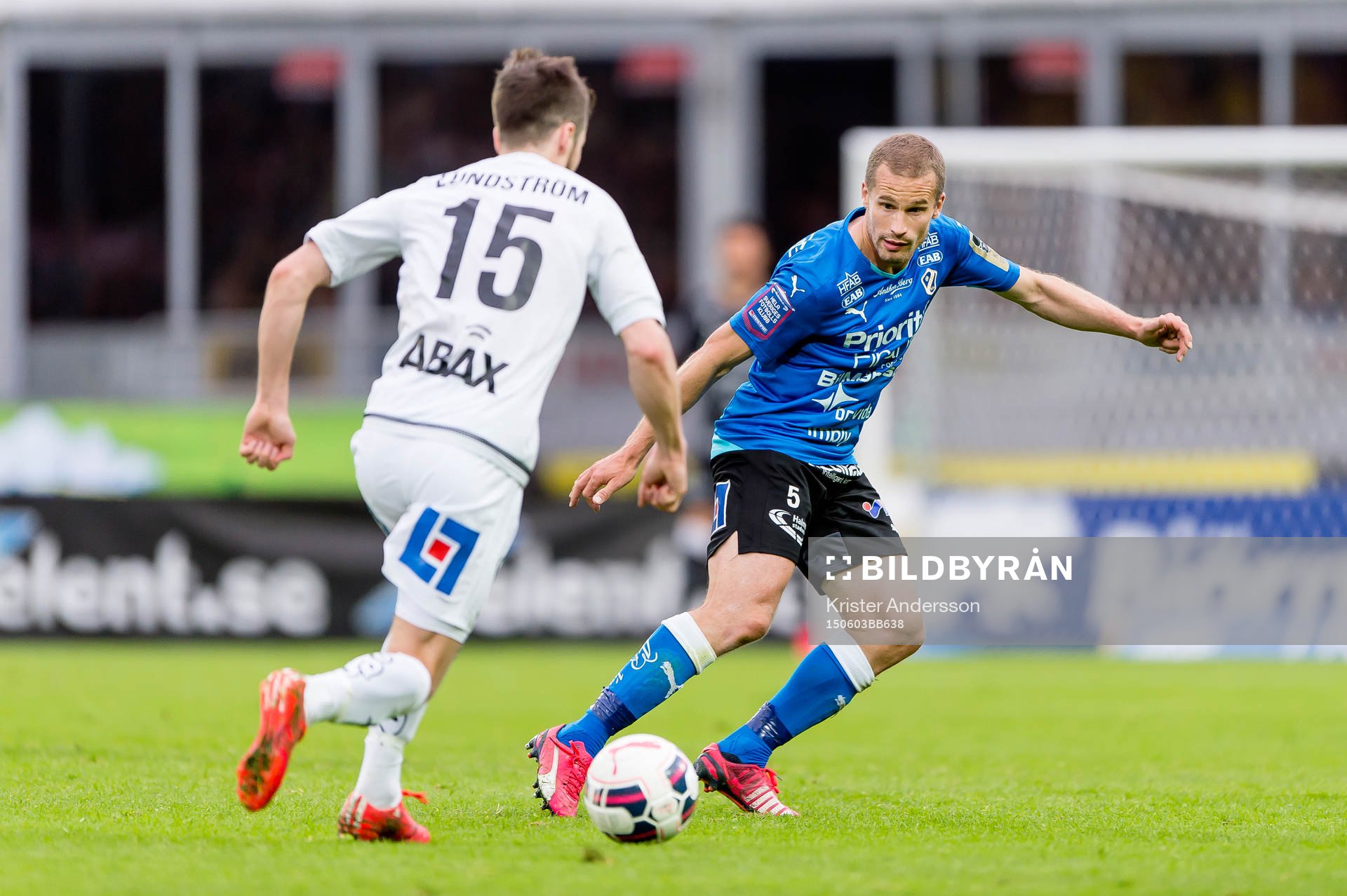 Halmstads Christoffer Andersson utmanas av Sundsvalls Robert Lundström under fotbollsmatchen i Allsvenskan mellan Halmstad och GIF Sundsvall den 3 juni 2015 i Halmstad.