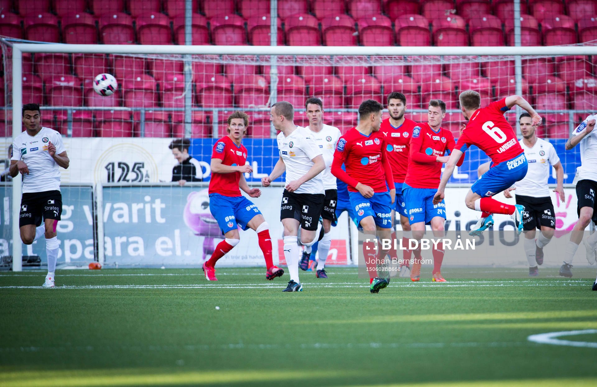 Helsingborgs Andreas Landgren testar skott under fotbollsmatchen i Allsvenskan mellan Örebro SK och Helsingborgs IF den 3 juni 2015 i Örebro.