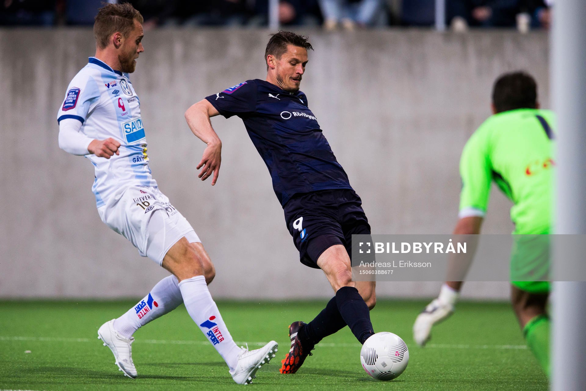 Gefles David Fällman ser på när Malmö FFs Markus