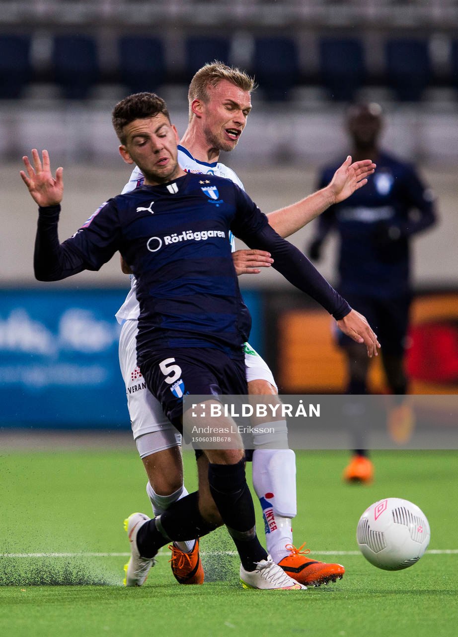 Gefles Robin Nilsson i kamp om bollen med Malmö FFs Erdal