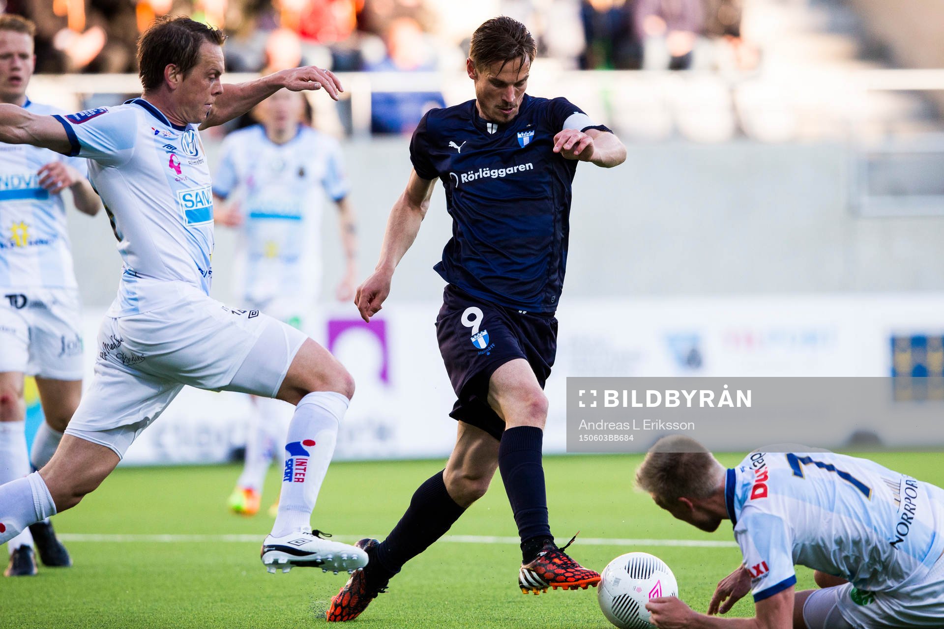 Malmö FFs Markus Rosenberg (m) i kamp om bollen med Gefles