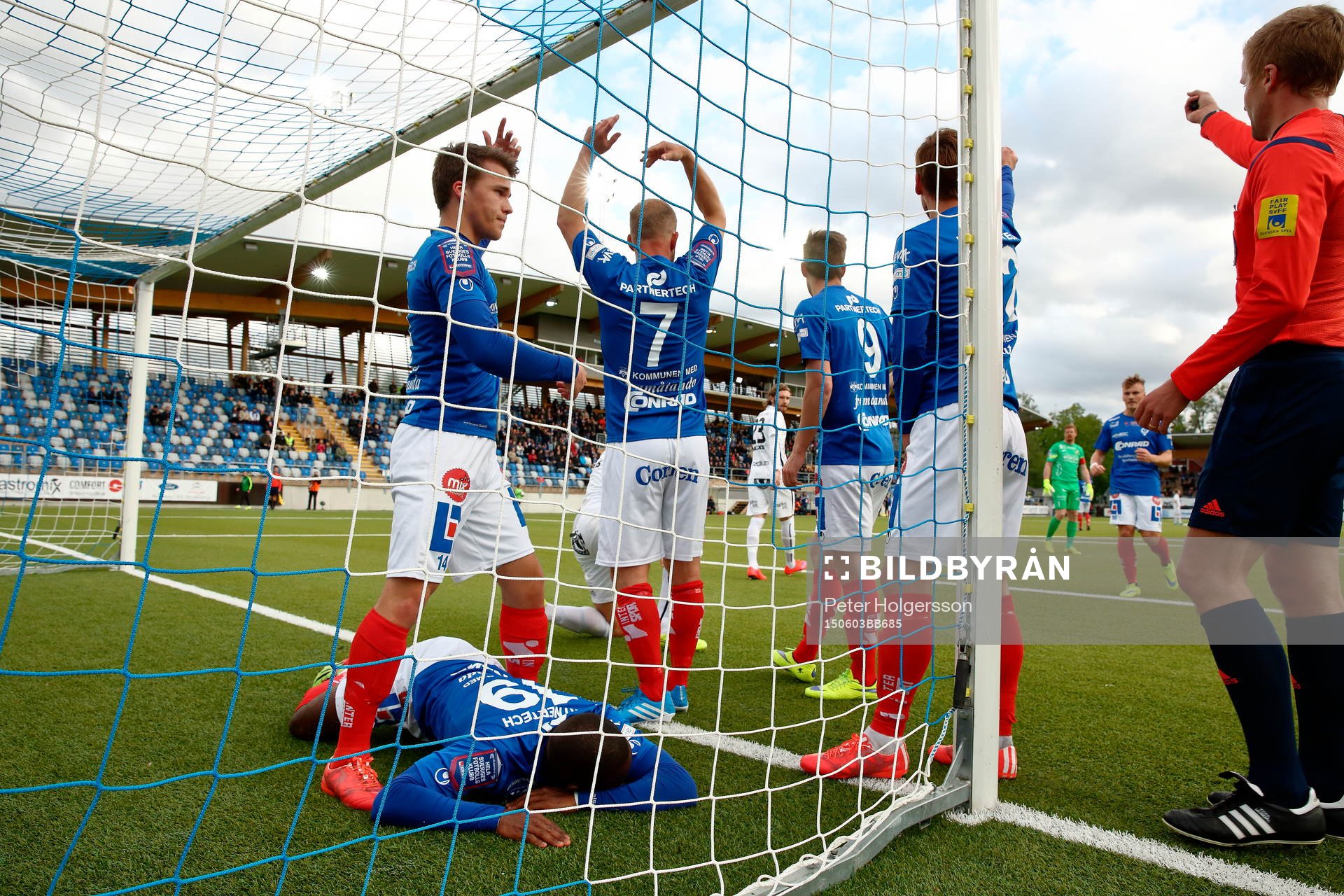 Åtvidabergs John Owoeri skadad efter att ha gjort mål 1-0 under fotbollsmatchen i Allsvenskan mellan Åtvidaberg och Häcken den 03 juni 2015 i Åtvidaberg.