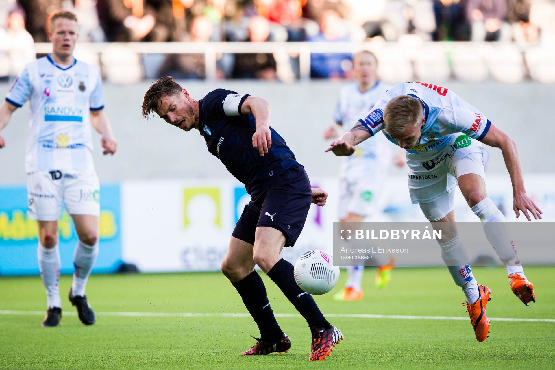 Malmö FFs Markus Rosenberg i kamp om bollen med Gefles