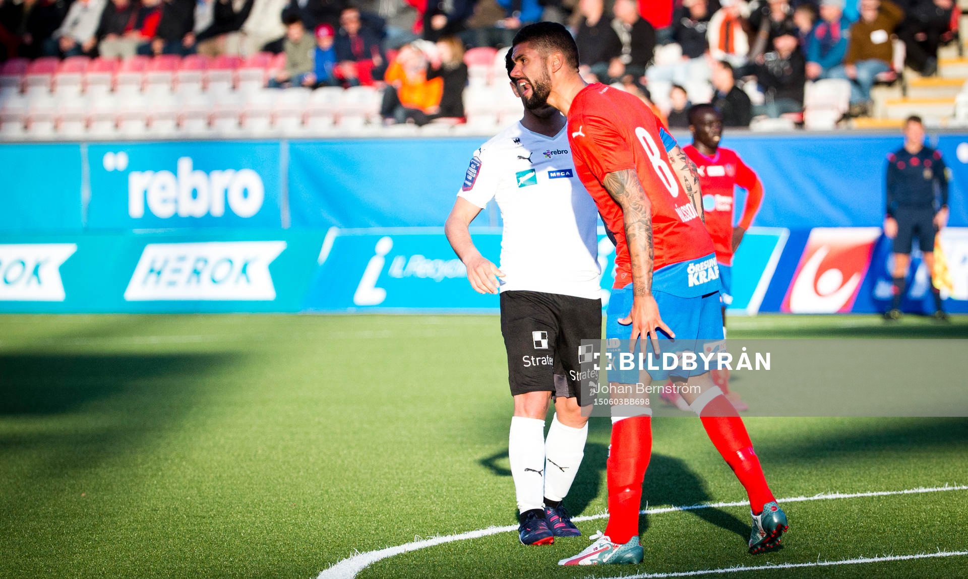 Helsingborgs Victor Palsson är arg på domaren i samband